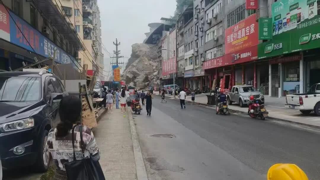 彭水突發山體崩塌　周圍商戶：居民樓垮塌係首次 道路已封路