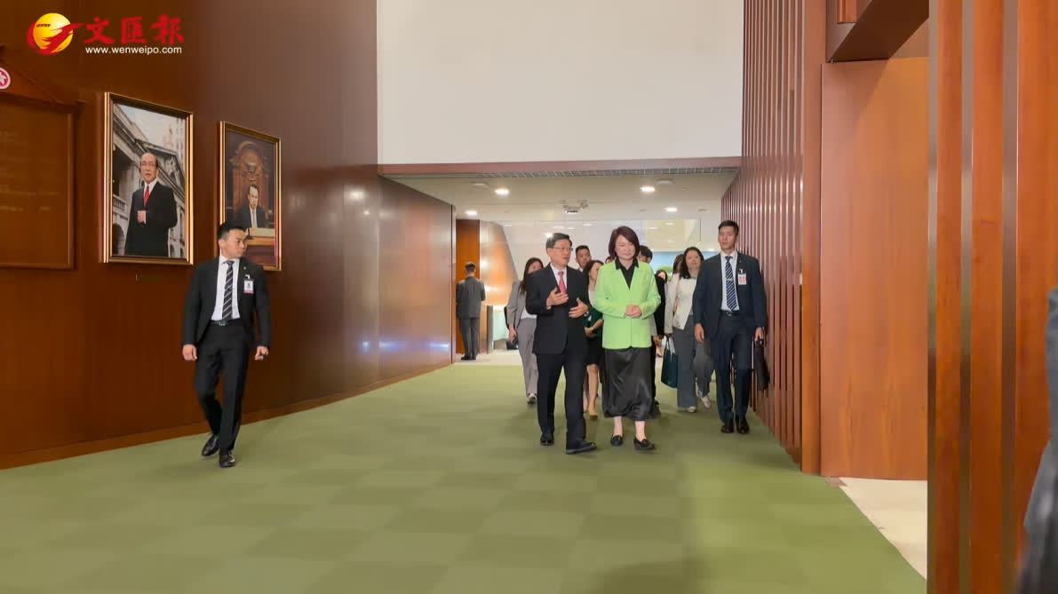 （有片)李家超今與立法會議員對談交流　議員們陸續進入宴會廳