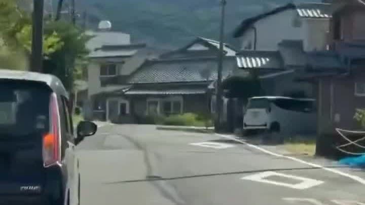 （有片）日本突發7.1級地震　網友在車內拍下山崩瞬間：現場揚起大片煙塵