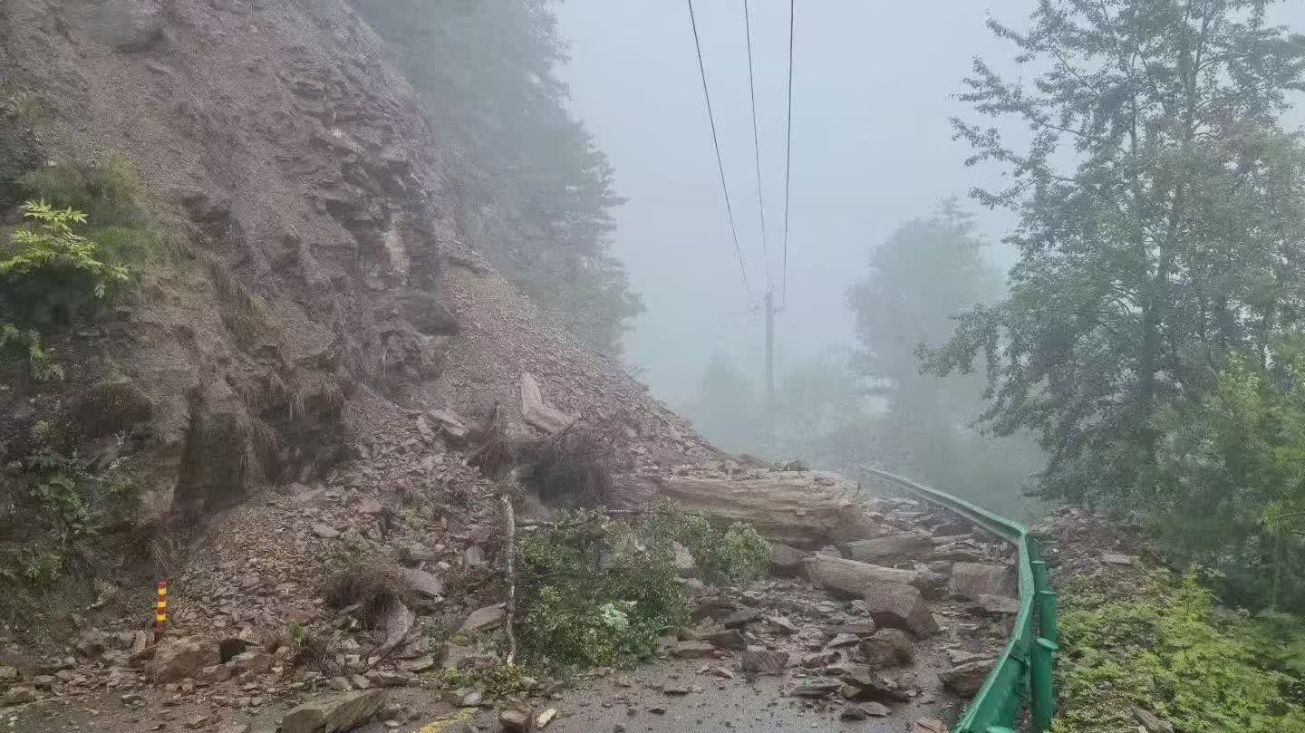陝西寶雞太洋公路發生多處山體塌方　道路封閉交通管制