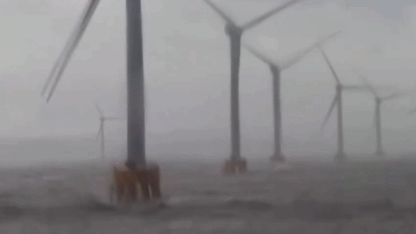 颱風「白海豚」逼近！工業攝像頭直擊海上風暴實況