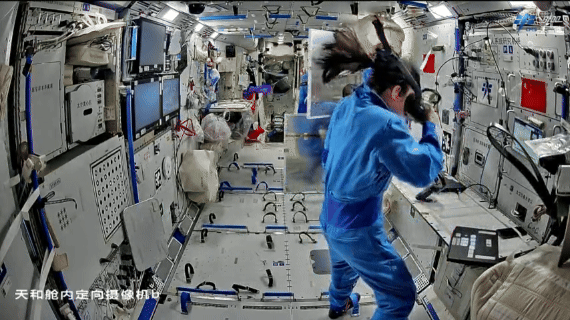 （有片）神二十三乘組解鎖太空新體驗：戴VR眼鏡　與機器人互動