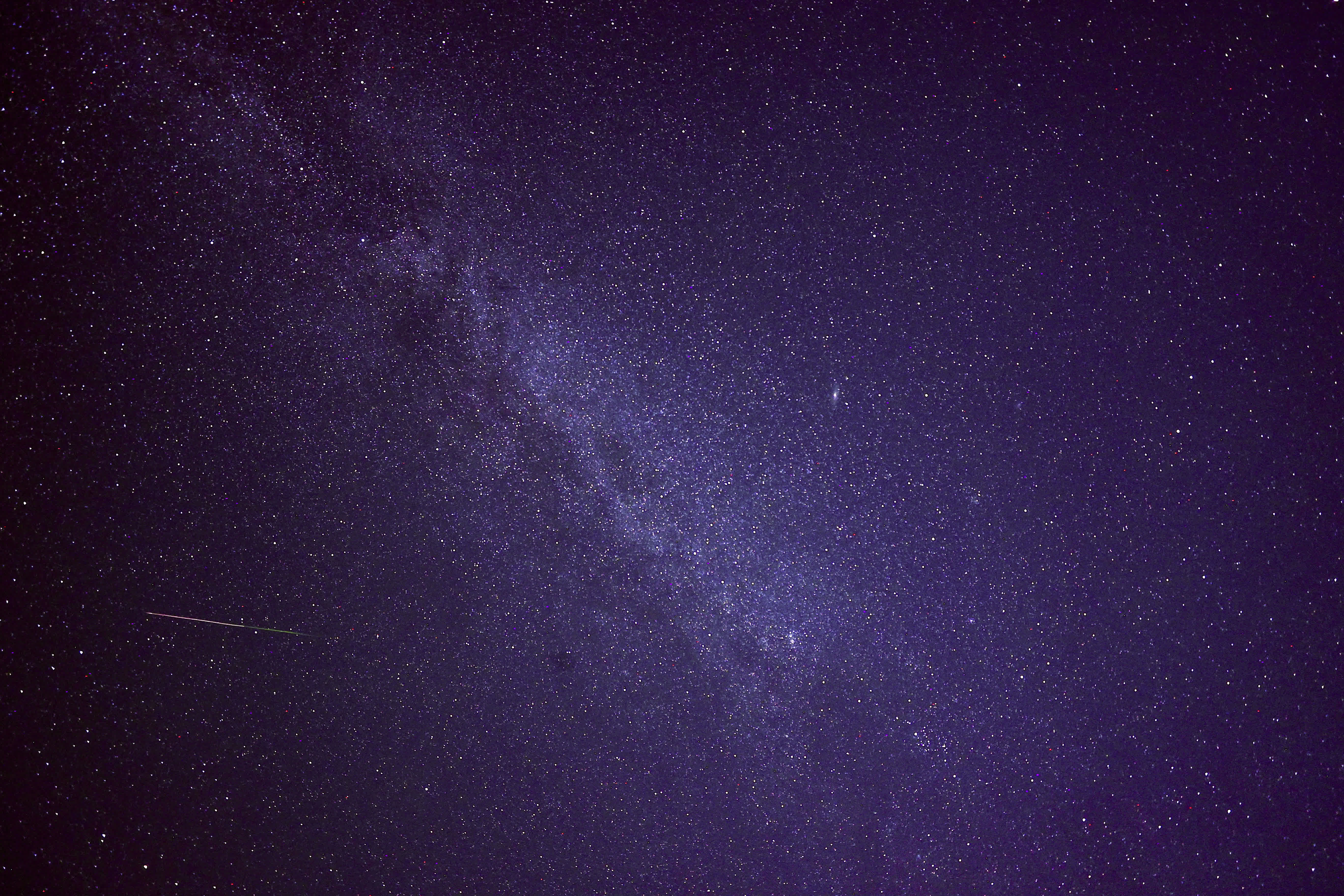 這是8月13日凌晨在位於寧夏銀川市的賀蘭山拍攝的英仙座流星雨。（新華社）