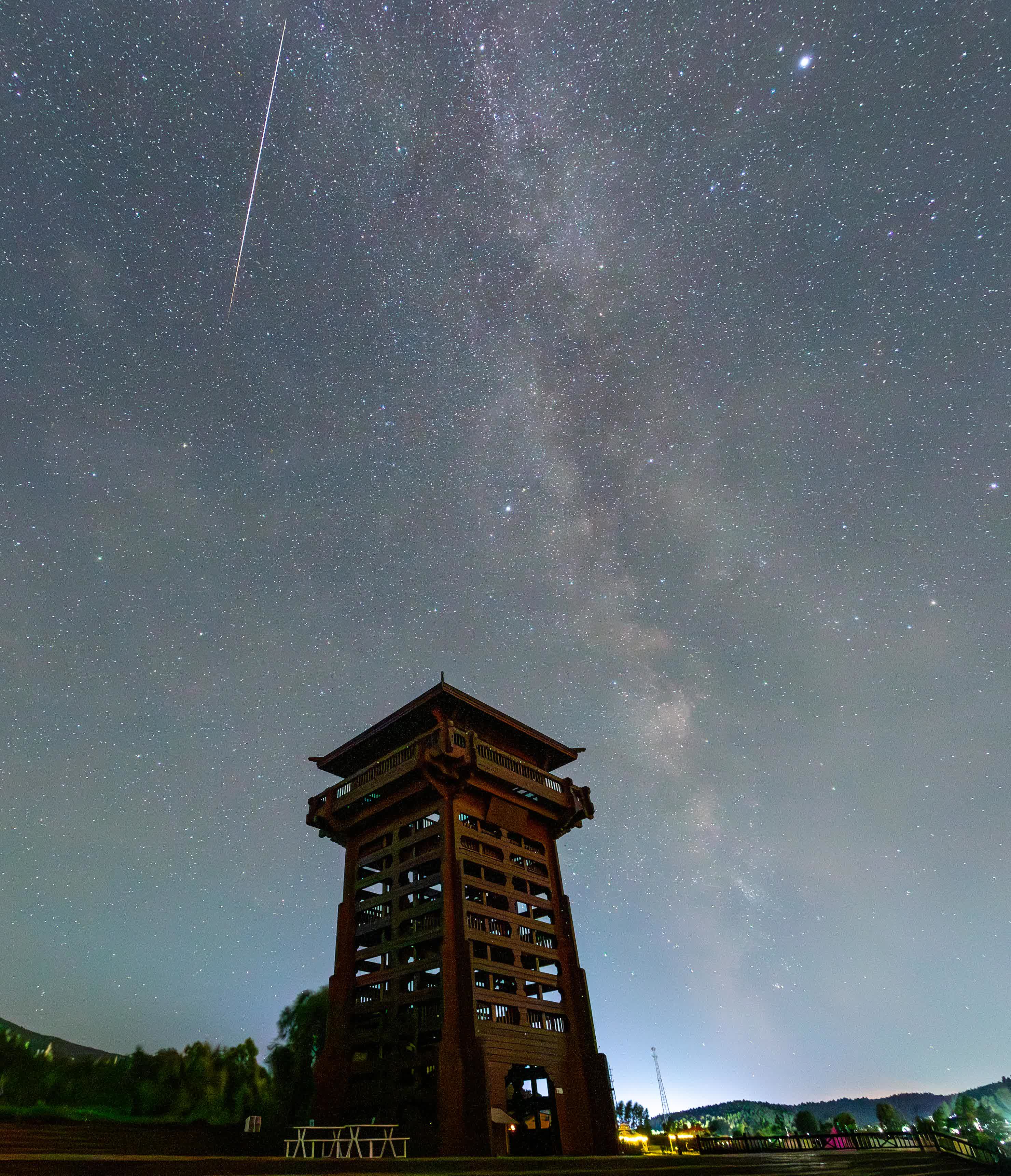 這是8月11日在黑龍江省佳木斯市郊區拍攝的英仙座流星雨。（新華社）