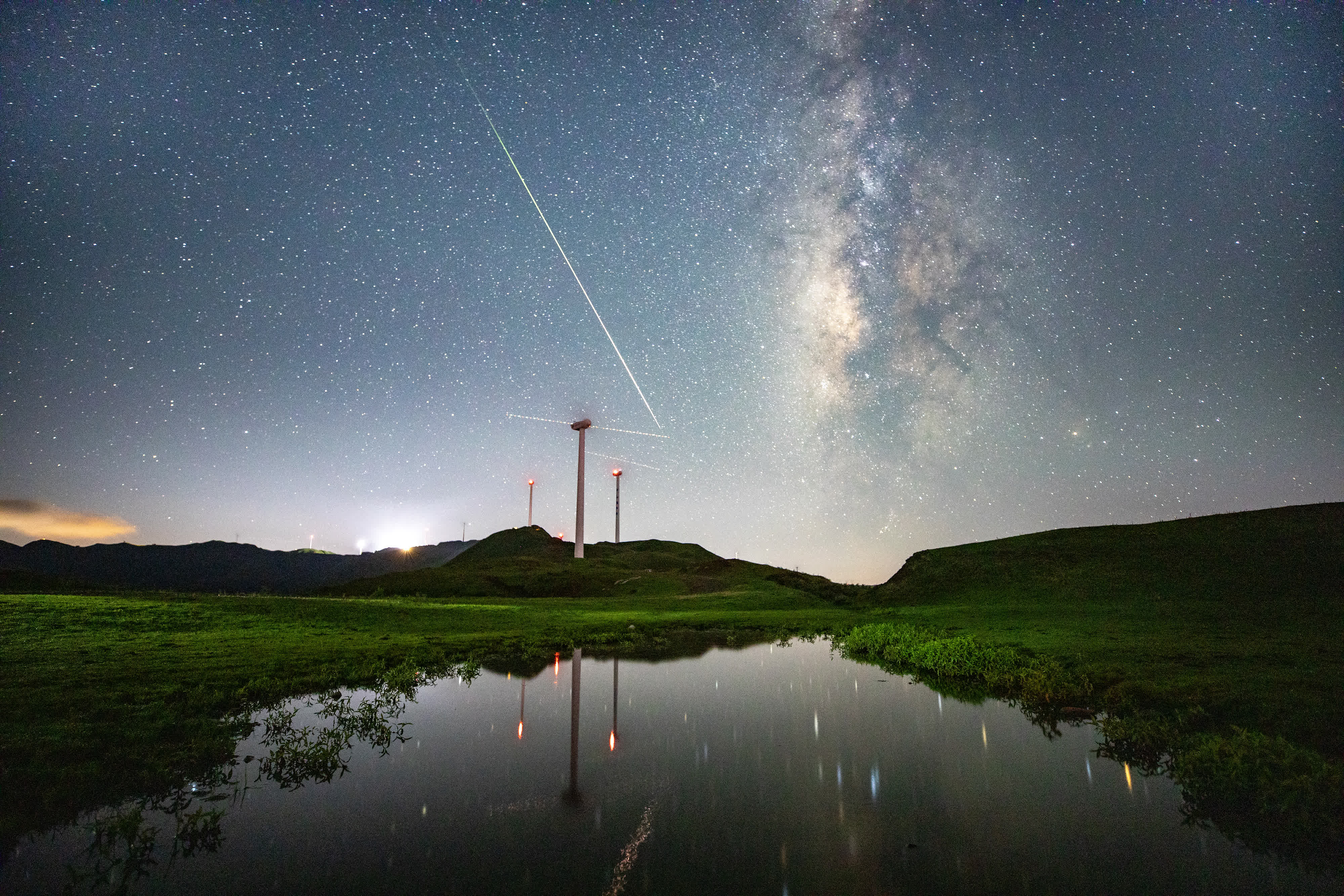 這是8月13日在貴州省畢節市赫章縣拍攝的英仙座流星雨。（新華社）