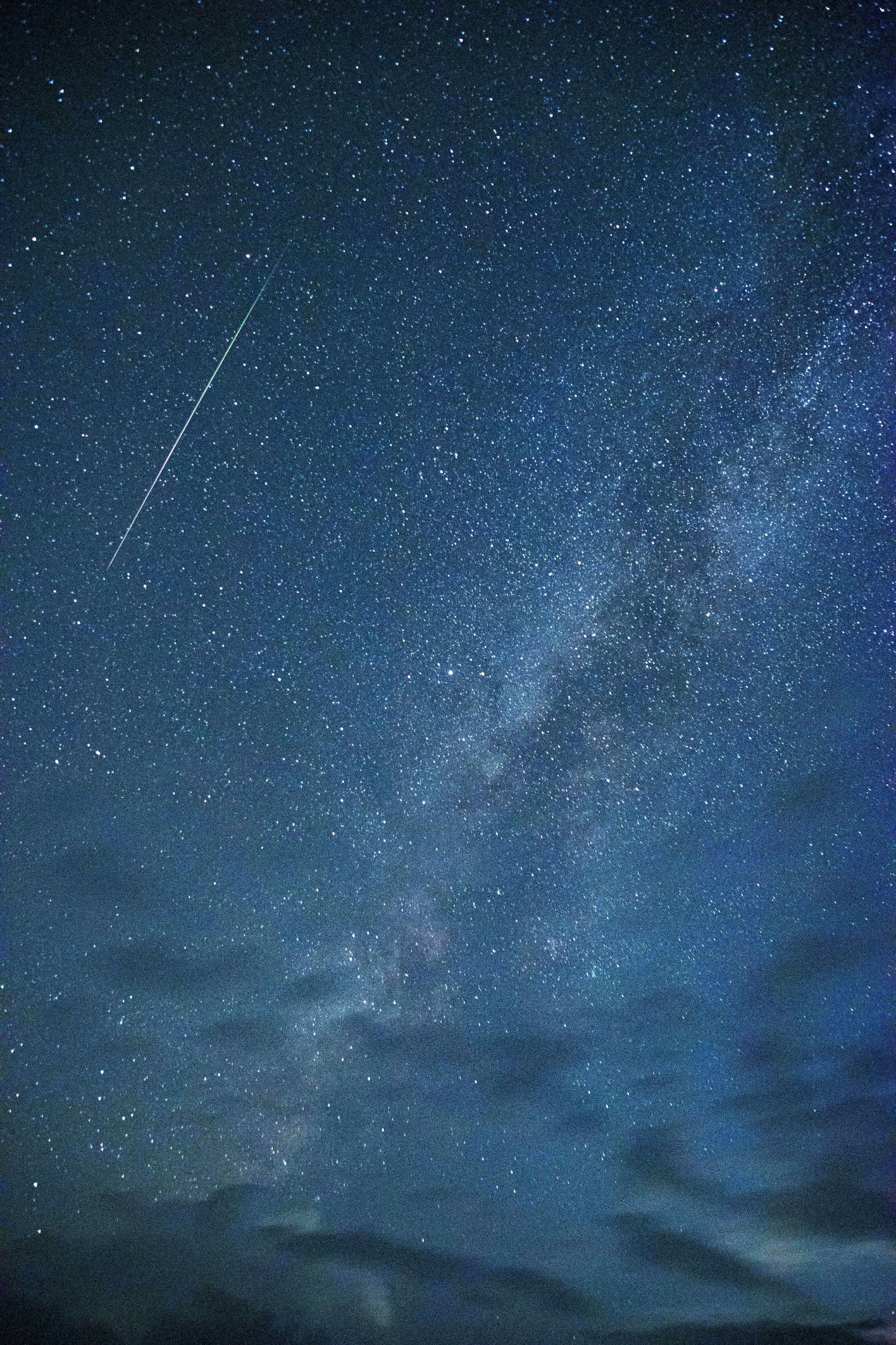 這是8月13日在貴州省丹寨縣排調鎮拍攝的英仙座流星雨。（新華社）