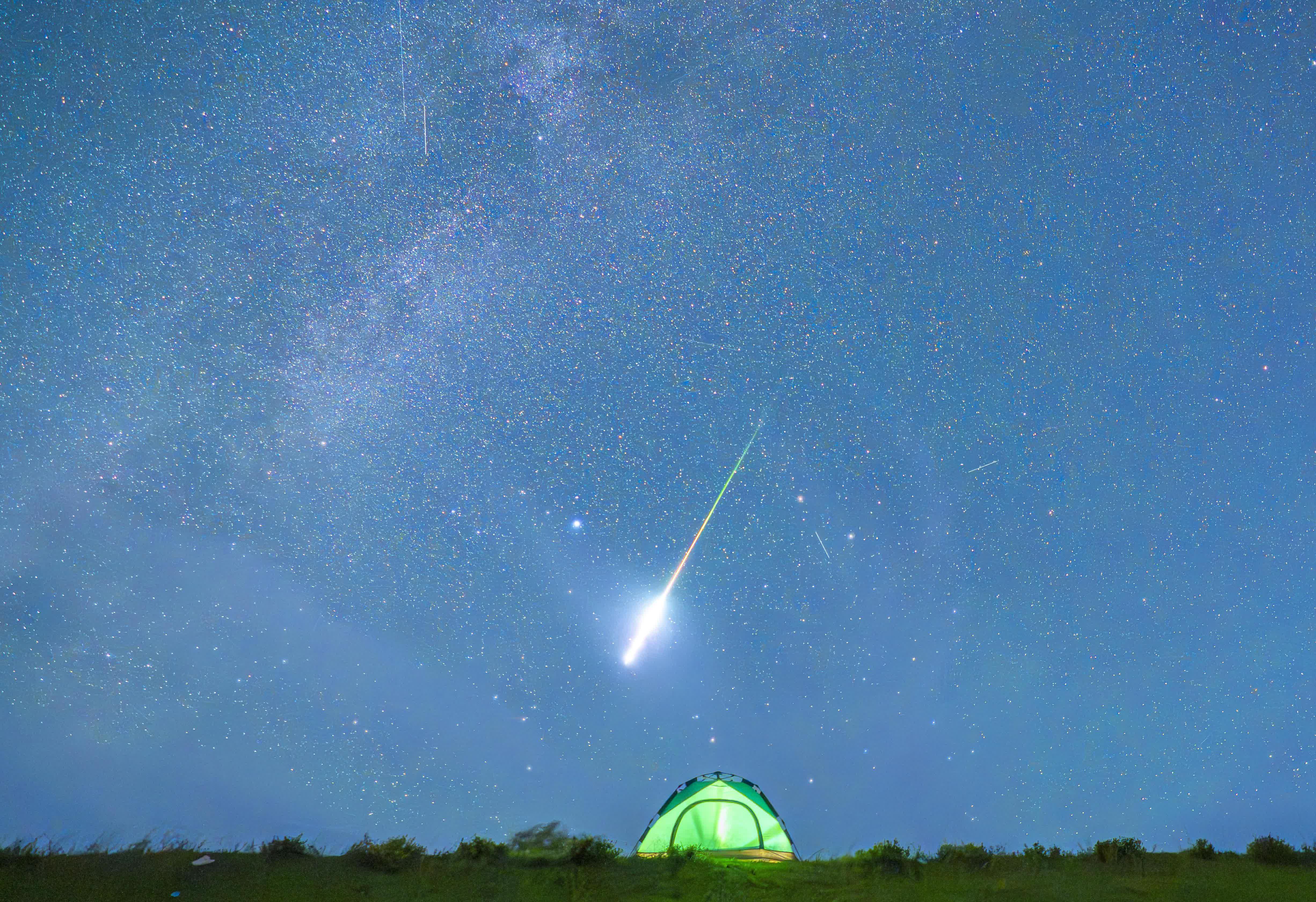 這是8月13日在黑龍江省同江市拍攝的英仙座流星雨。（新華社）