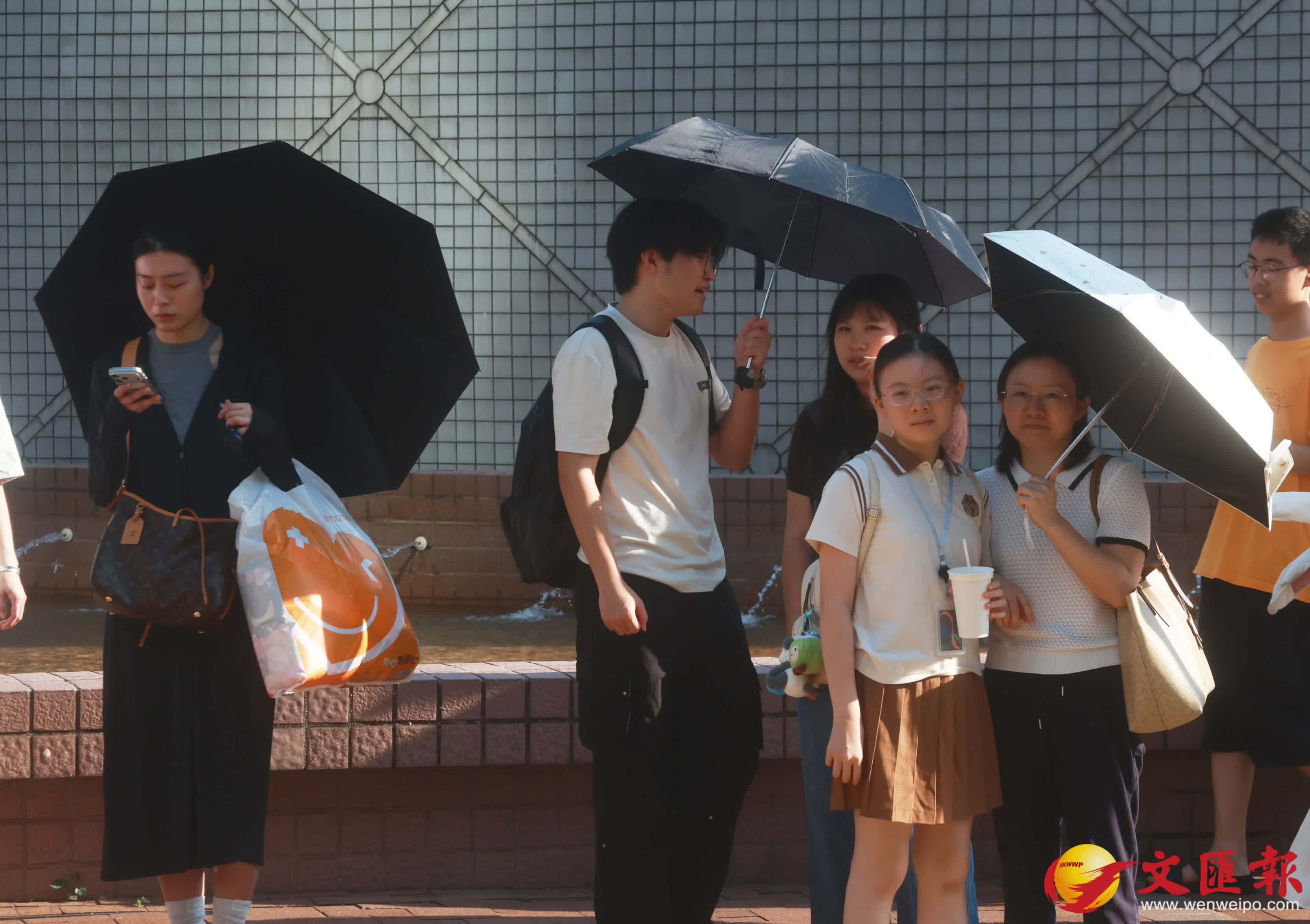天文台稱本港天氣普遍晴朗，全港下午各區氣溫普遍上升至34度左右。（香港文匯報記者 郭木又攝）