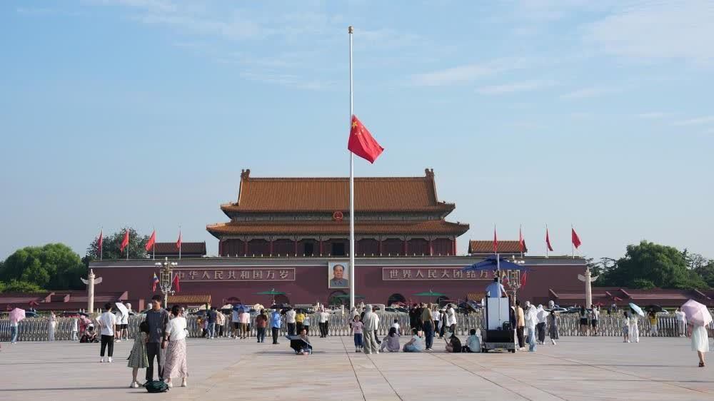 天安門下半旗悼念朱鎔基同志