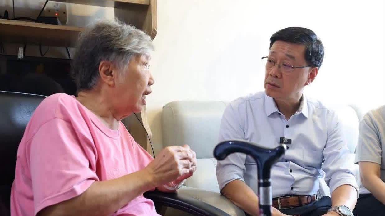 李家超落區探訪長者　了解日間醫療中心服務成效
