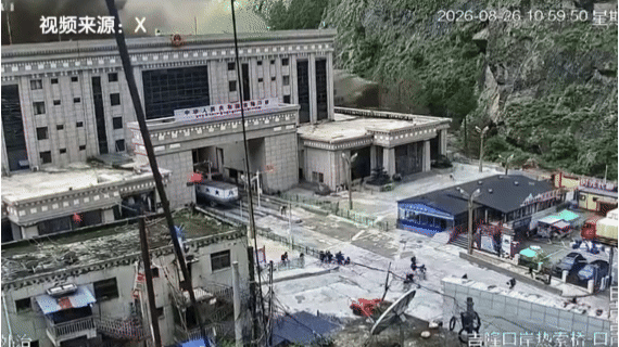 監控拍下驚魂一刻：泥石流突襲吉隆口岸　街道車輛轉瞬被吞沒