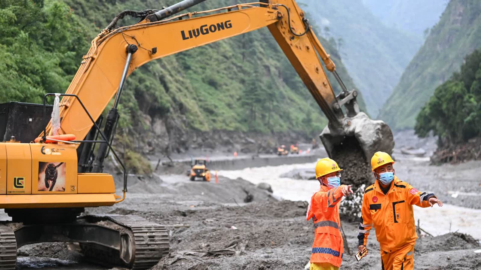 西藏日喀則吉隆泥石流災害現場已搶通道路2.5公里