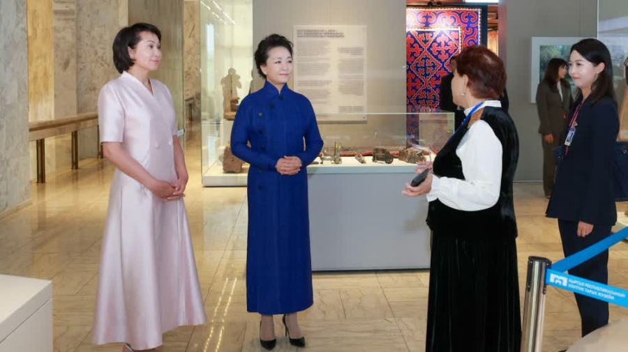 彭麗媛同吉爾吉斯斯坦總統扎帕羅夫夫人扎帕羅娃參觀吉爾吉斯共和國國家歷史博物館