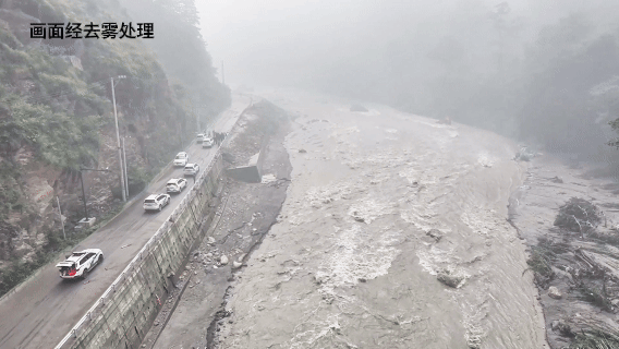 （有片）吉隆口岸遭泥石流衝擊當日　民警冒險抵近航拍現場畫面