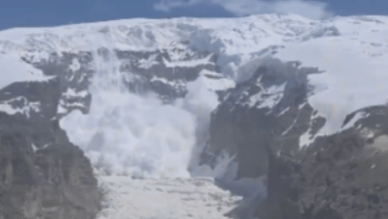 （有片）新疆慕士塔格峰2號冰川發生雪崩
