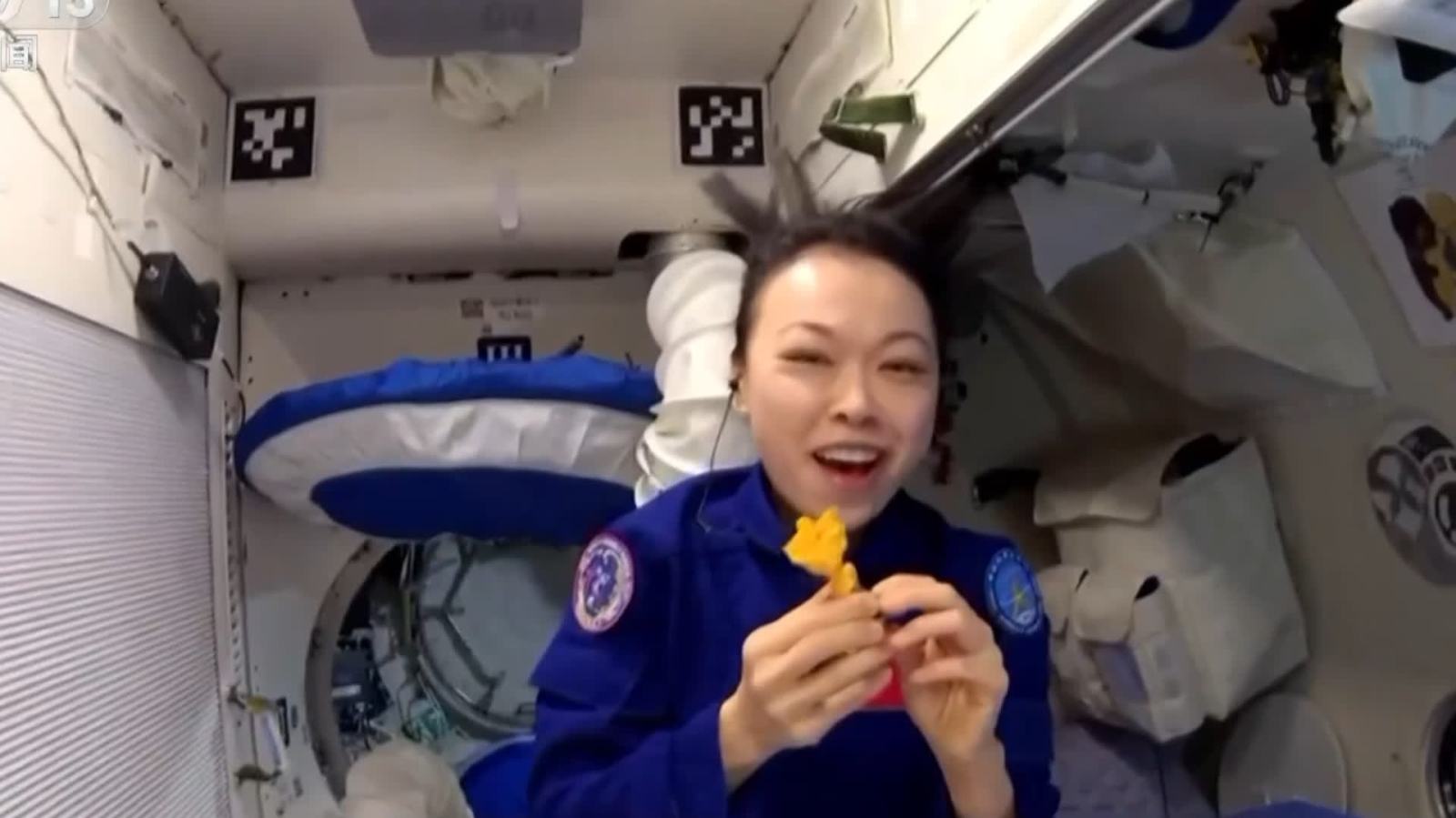 （有片）紫荊花在軌傳遞！見證港澳與祖國同心逐夢、共赴星海