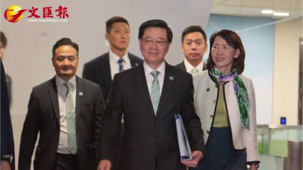 （有片）領呔絲巾添亮色　李家超團隊自信步入議事廳