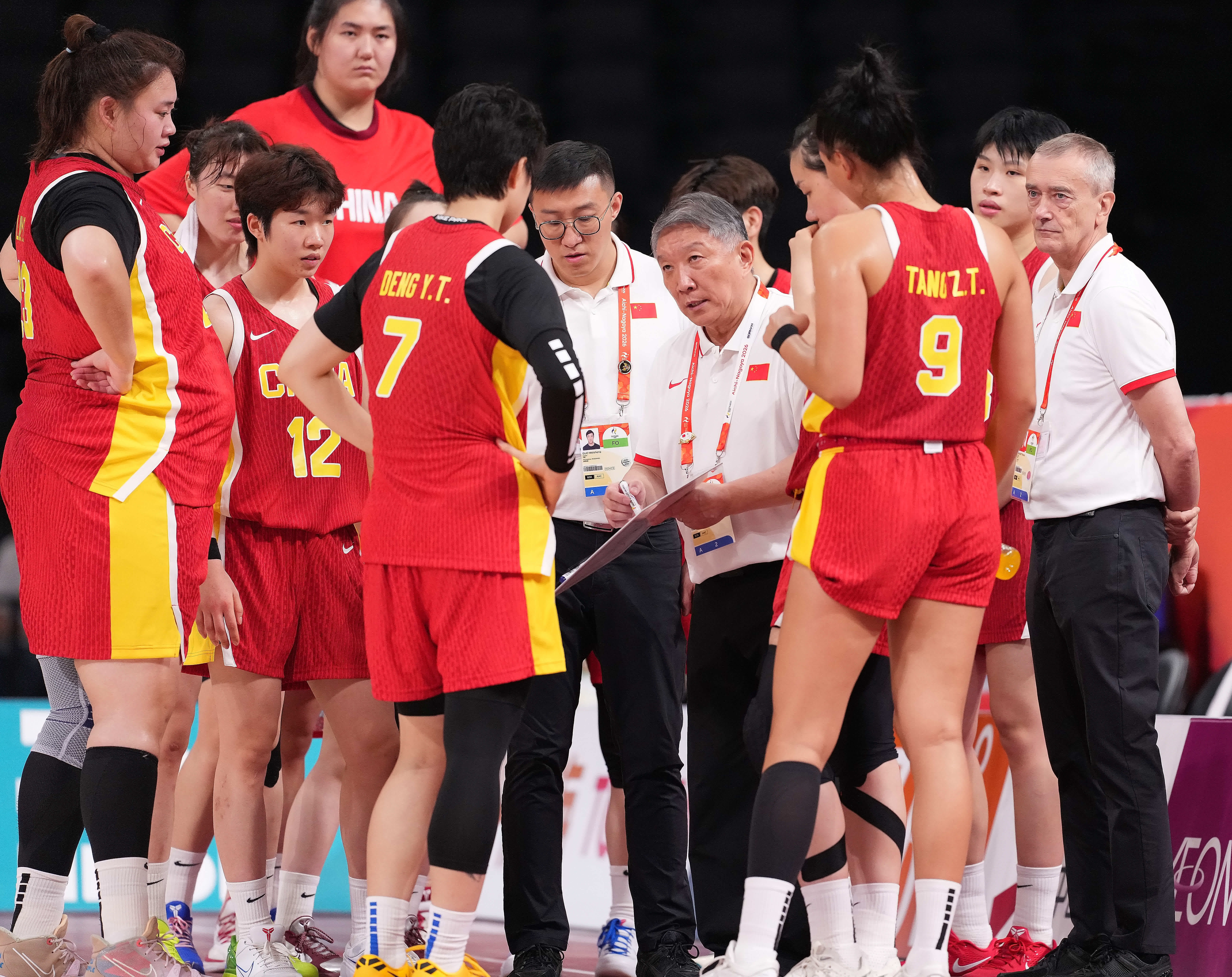 9月19日，中國女籃主教練宮魯鳴（右六）在比賽暫停階段布置戰術。（新華社）