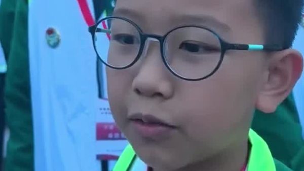 澳門學生天安門升旗禮後用廣東話講：為祖國感到自豪