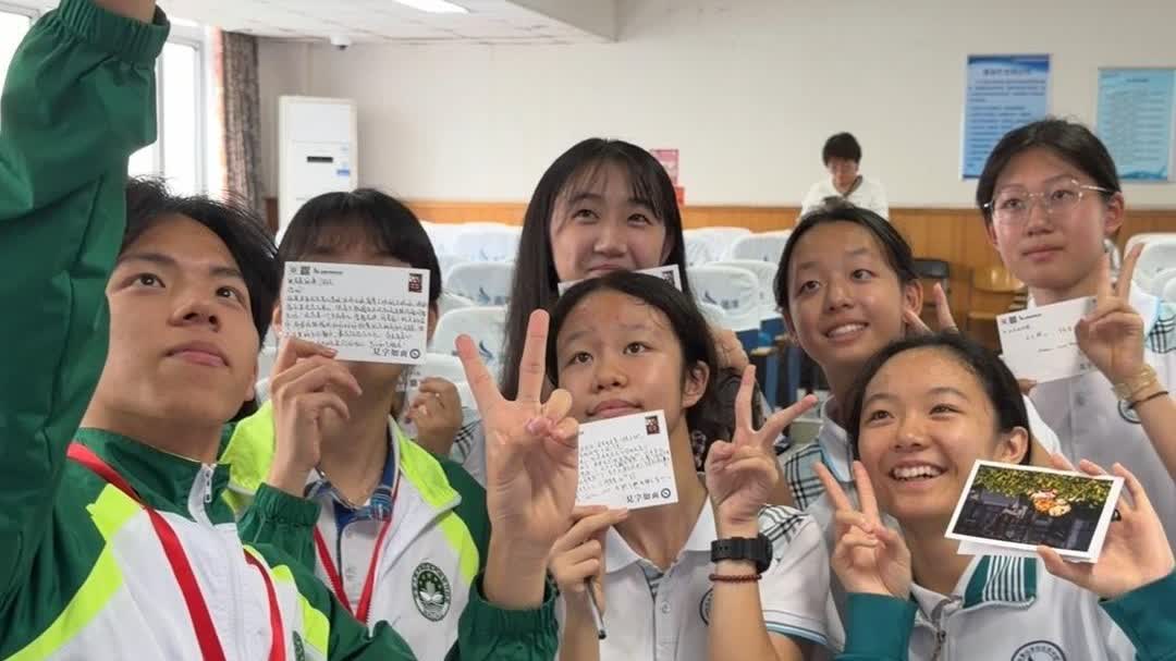 港澳青少年升旗隊訪京｜澳門北京兩地學子互換明信片傳心聲
