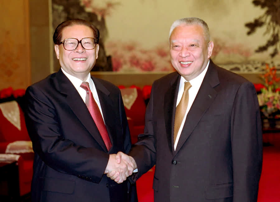 2002年3月7日，江澤民同志在北京中南海會見董建華先生。（新華社）