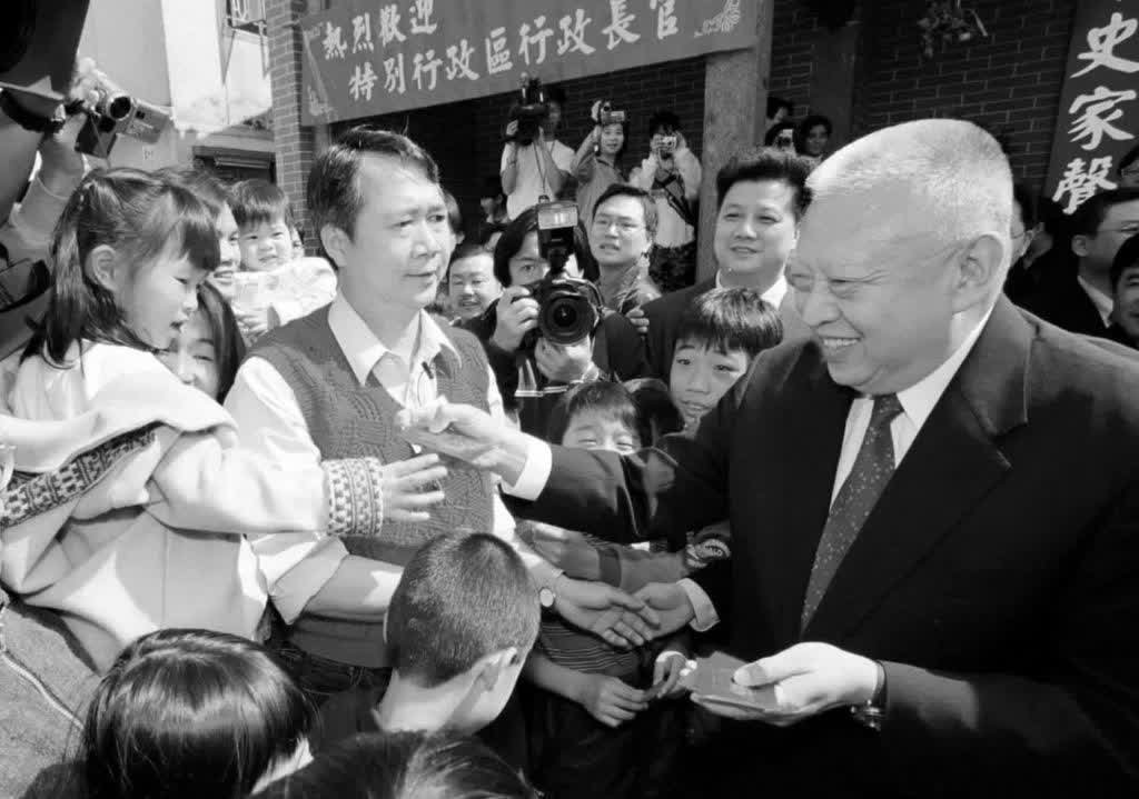 2002年2月12日，大年初一，董建華先生在香港粉嶺與市民共慶新春。（新華社）