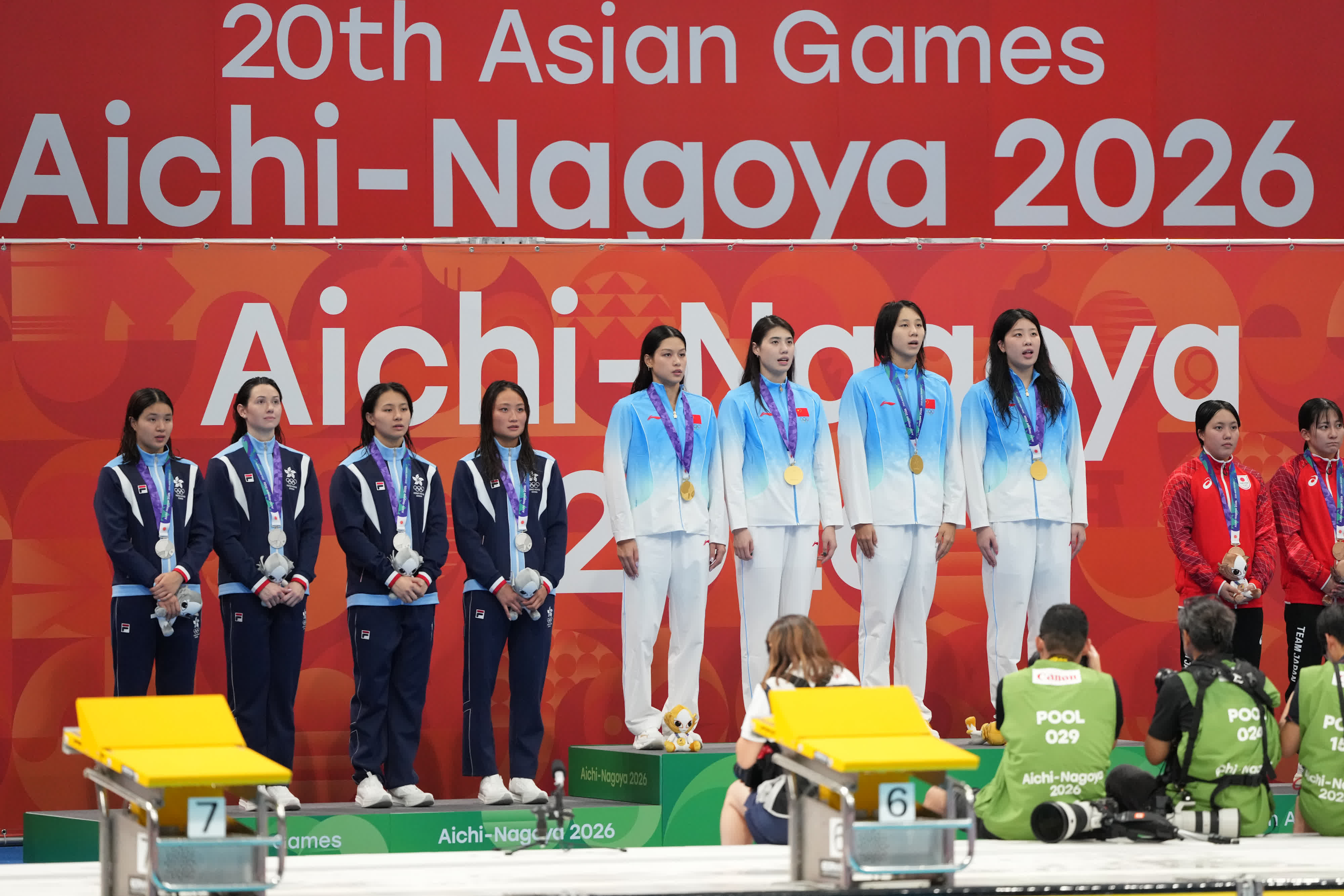 9月20日，名古屋亞運會女子4×100米自由泳接力決賽，由余依婷、張雨霏、程玉潔、吳卿風組成的中國隊奪得金牌，蟬聯冠軍並打破賽會紀錄。（大公文匯全媒體記者麥鈞傑 攝）