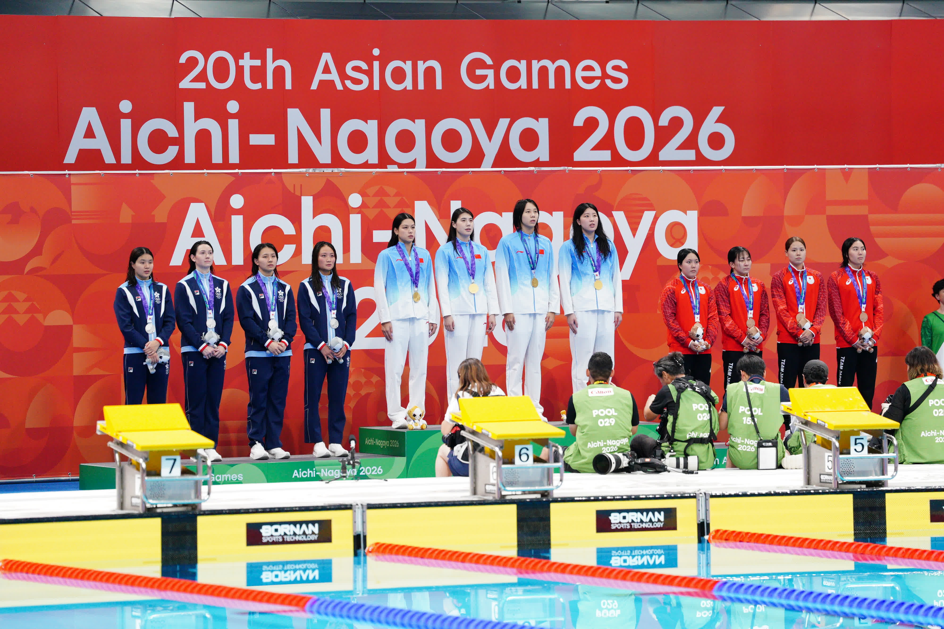 9月20日，名古屋亞運會女子4×100米自由泳接力決賽，由余依婷、張雨霏、程玉潔、吳卿風組成的中國隊奪得金牌，蟬聯冠軍並打破賽會紀錄。（大公文匯全媒體記者麥鈞傑 攝）