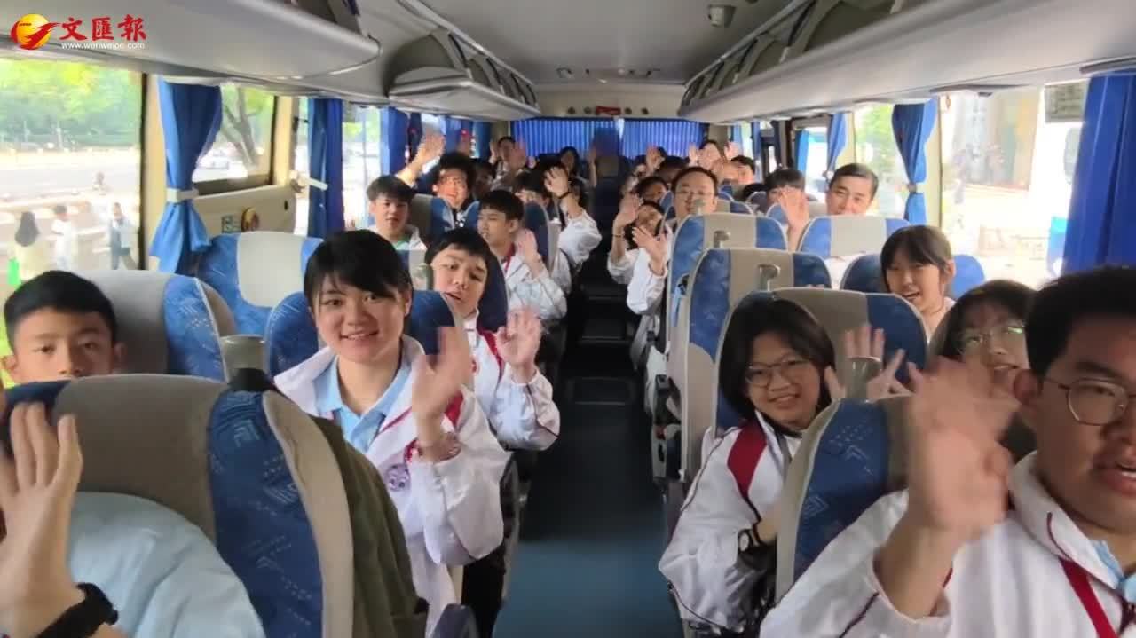 （有片）港澳青少年升旗隊訪京｜港生心願清單：還想喝豆汁