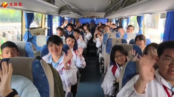 （有片）港澳青少年升旗隊訪京｜港生心願清單：還想喝豆汁