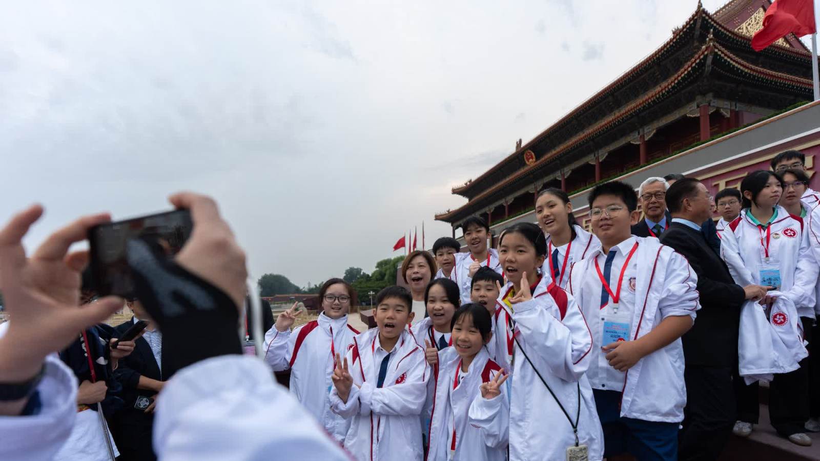 港澳平：向國旗敬禮 築愛國根基