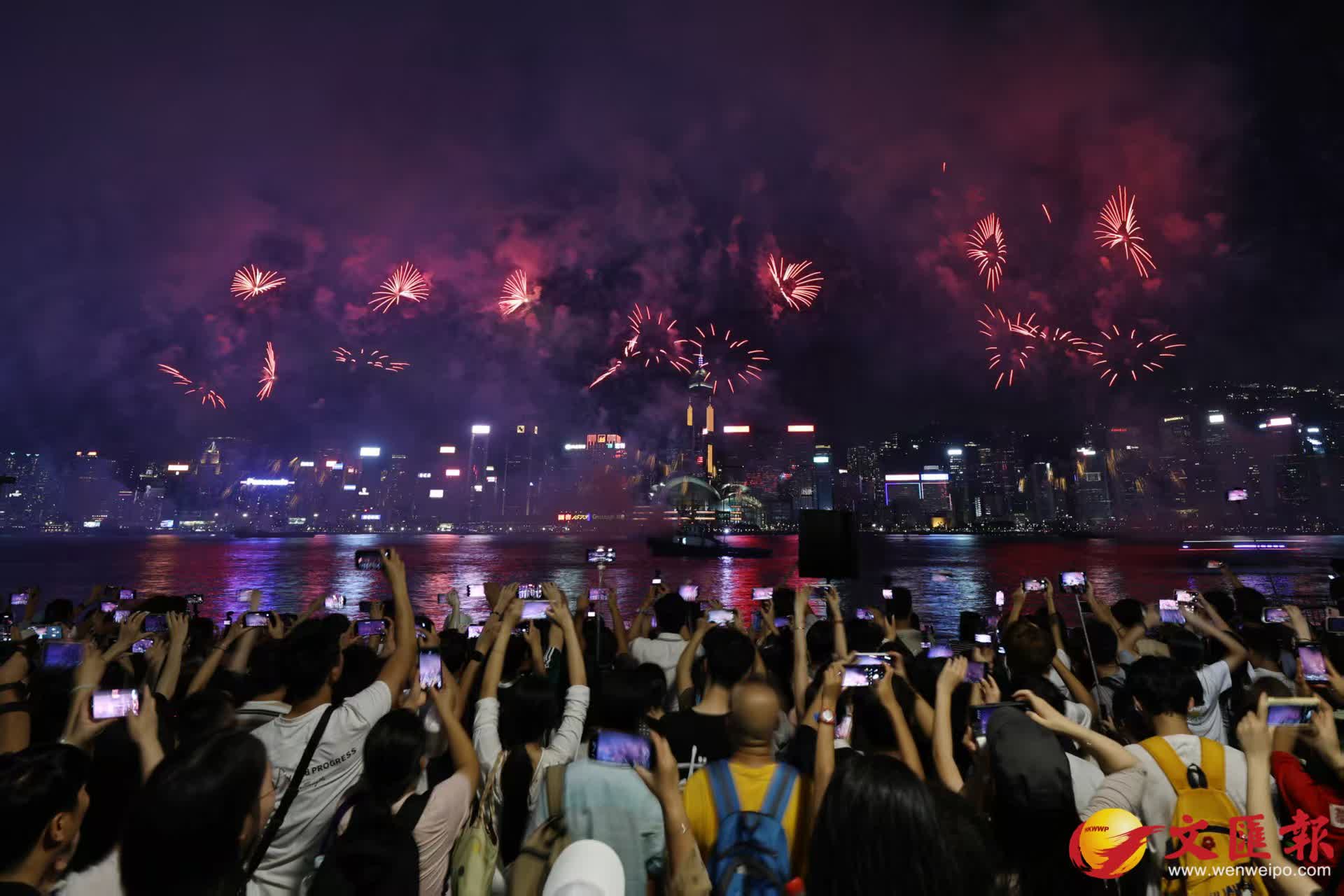 為慶祝中華人民共和國成立77周年，今日（10月1日）晚上8時在維多利亞海港上空舉行國慶煙花匯演。（香港文匯報記者黃艾力攝）
