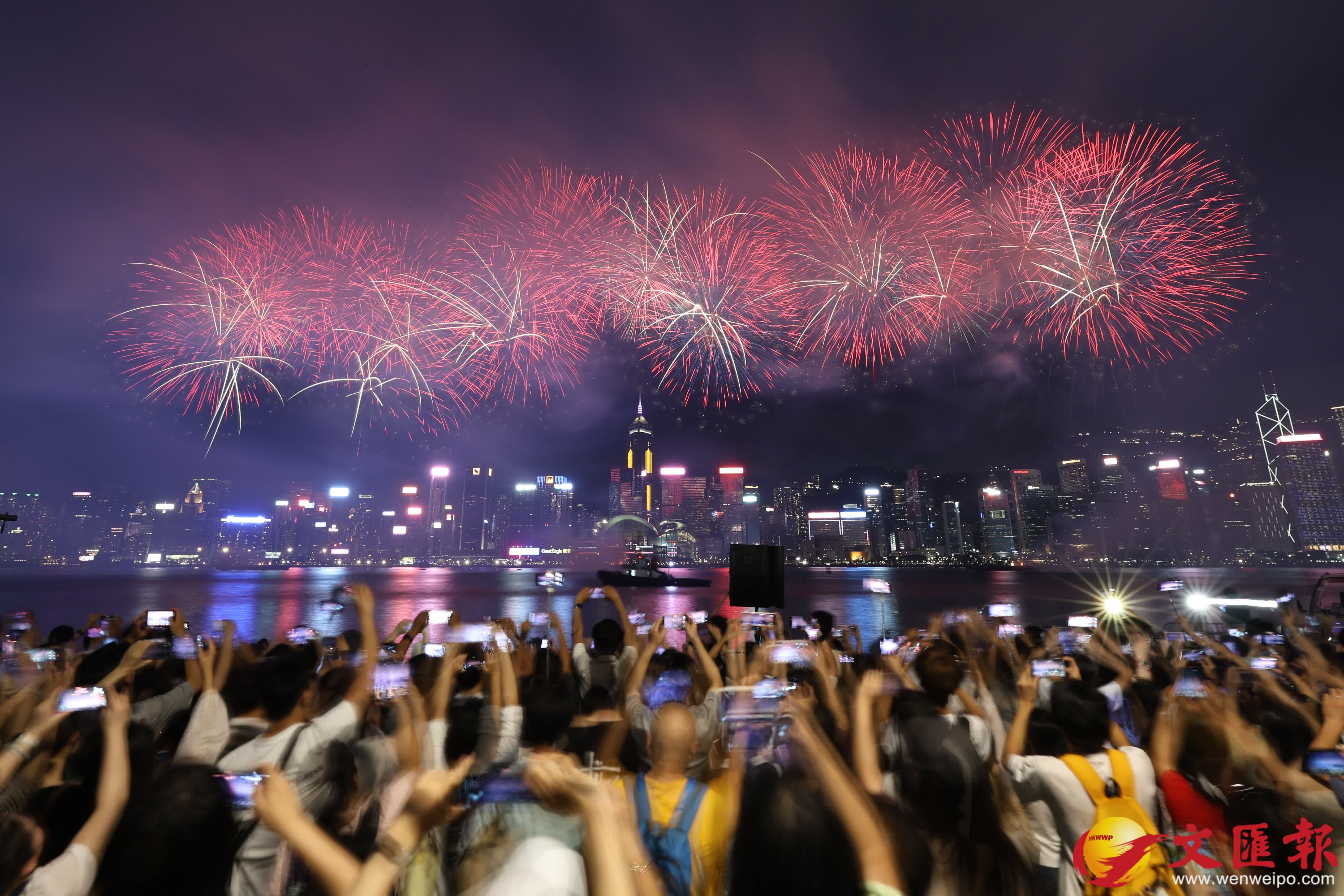 為慶祝中華人民共和國成立77周年，今日（10月1日）晚上8時在維多利亞海港上空舉行國慶煙花匯演。（香港文匯報記者黃艾力攝）
