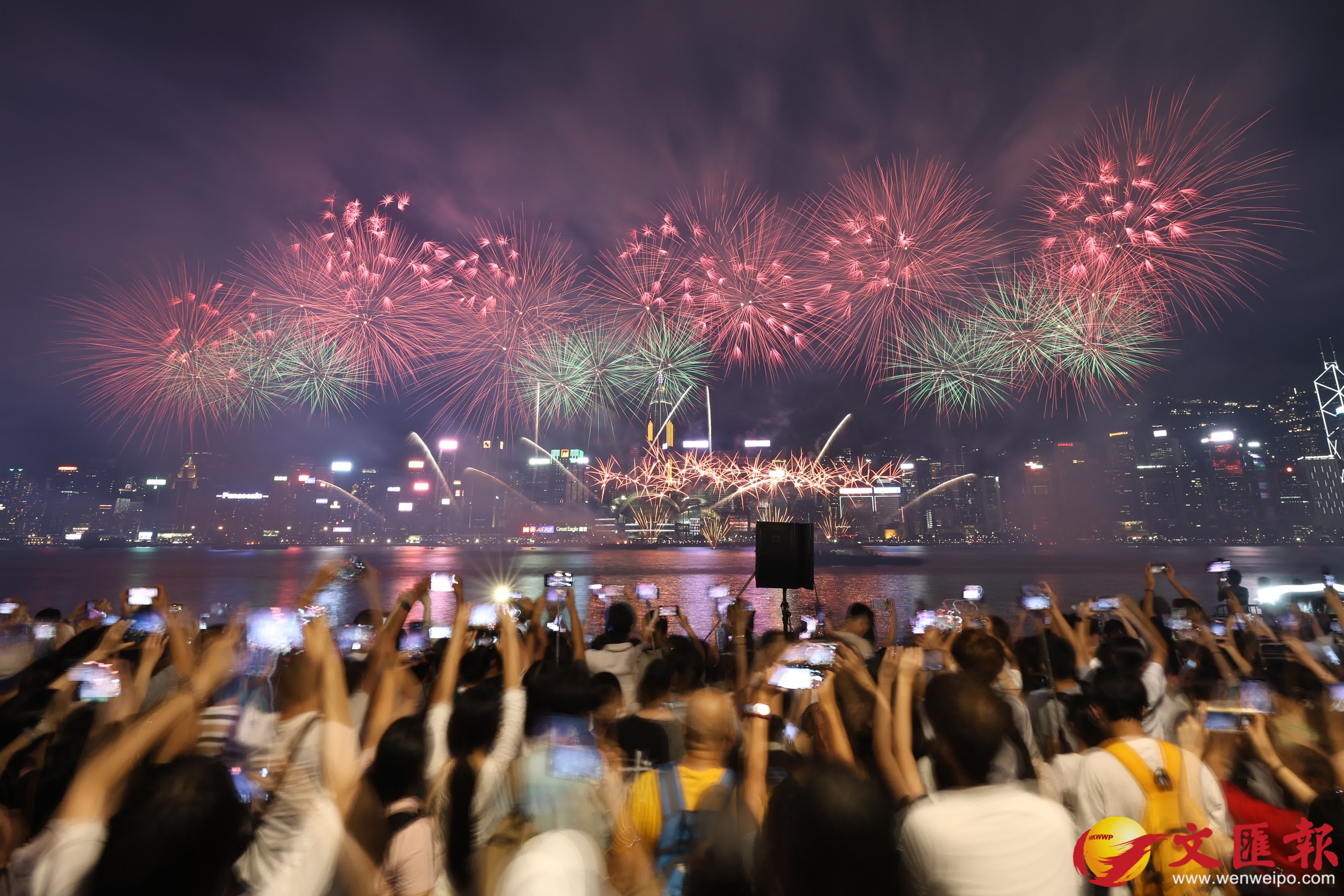 為慶祝中華人民共和國成立77周年，今日（10月1日）晚上8時在維多利亞海港上空舉行國慶煙花匯演。（香港文匯報記者黃艾力攝）