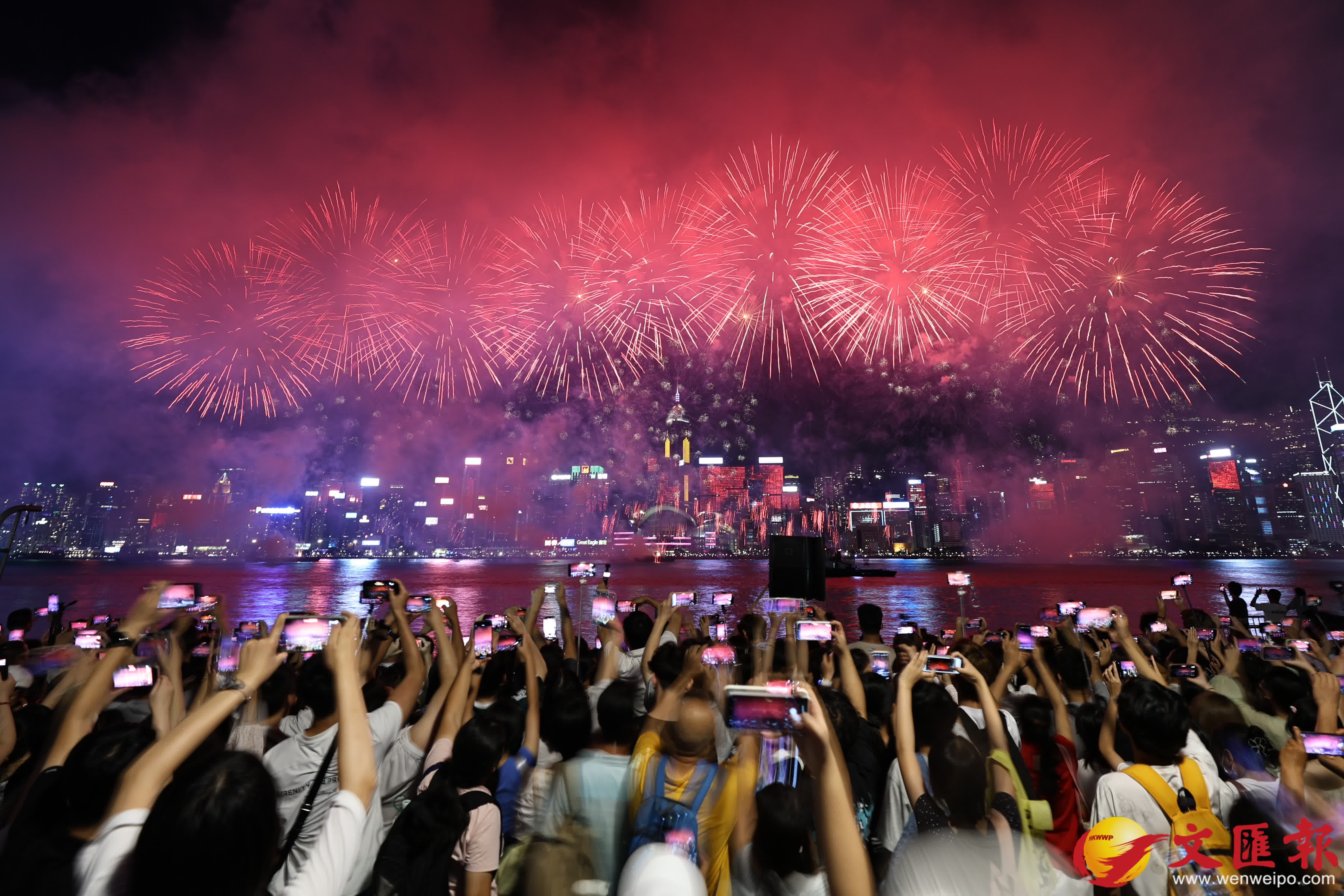 為慶祝中華人民共和國成立77周年，今日（10月1日）晚上8時在維多利亞海港上空舉行國慶煙花匯演。（香港文匯報記者黃艾力攝）