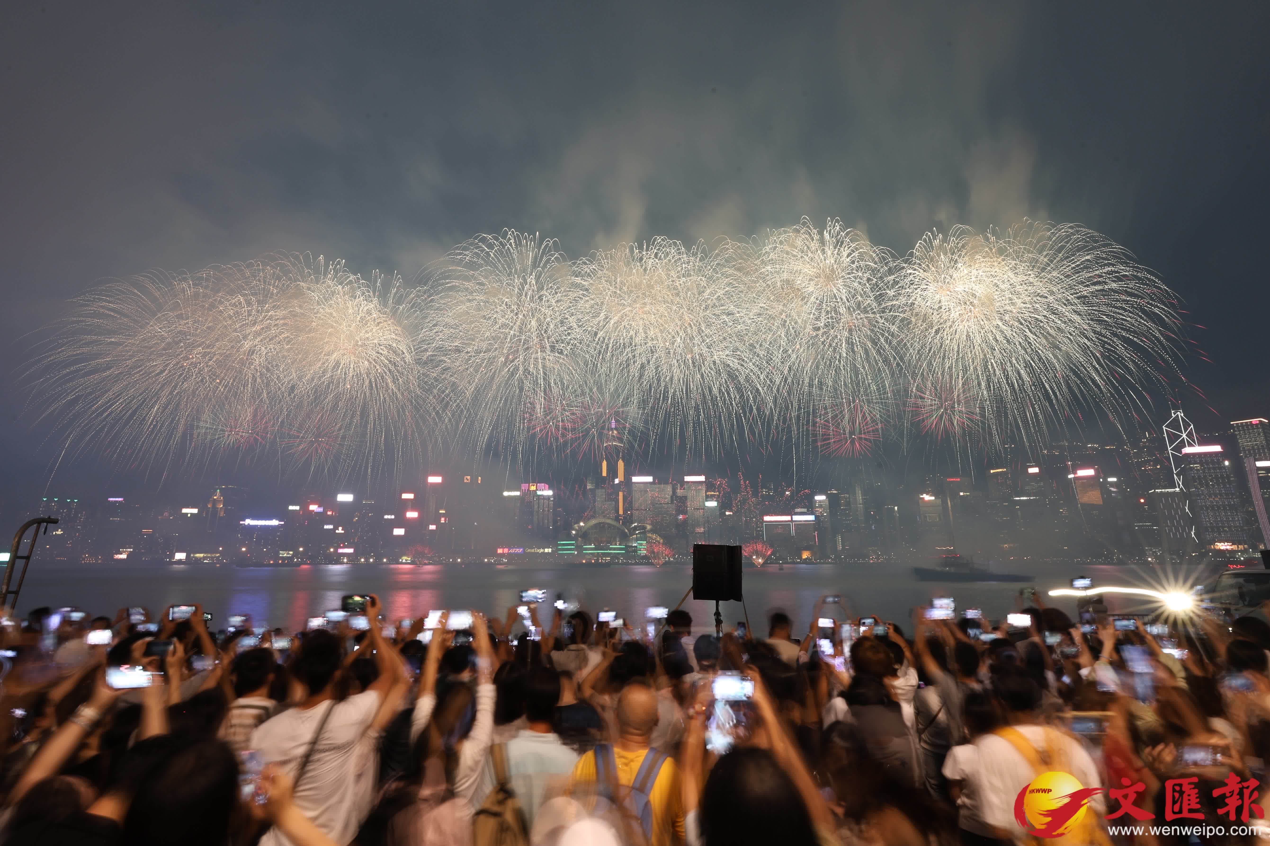 為慶祝中華人民共和國成立77周年，今日（10月1日）晚上8時在維多利亞海港上空舉行國慶煙花匯演。（香港文匯報記者黃艾力攝）