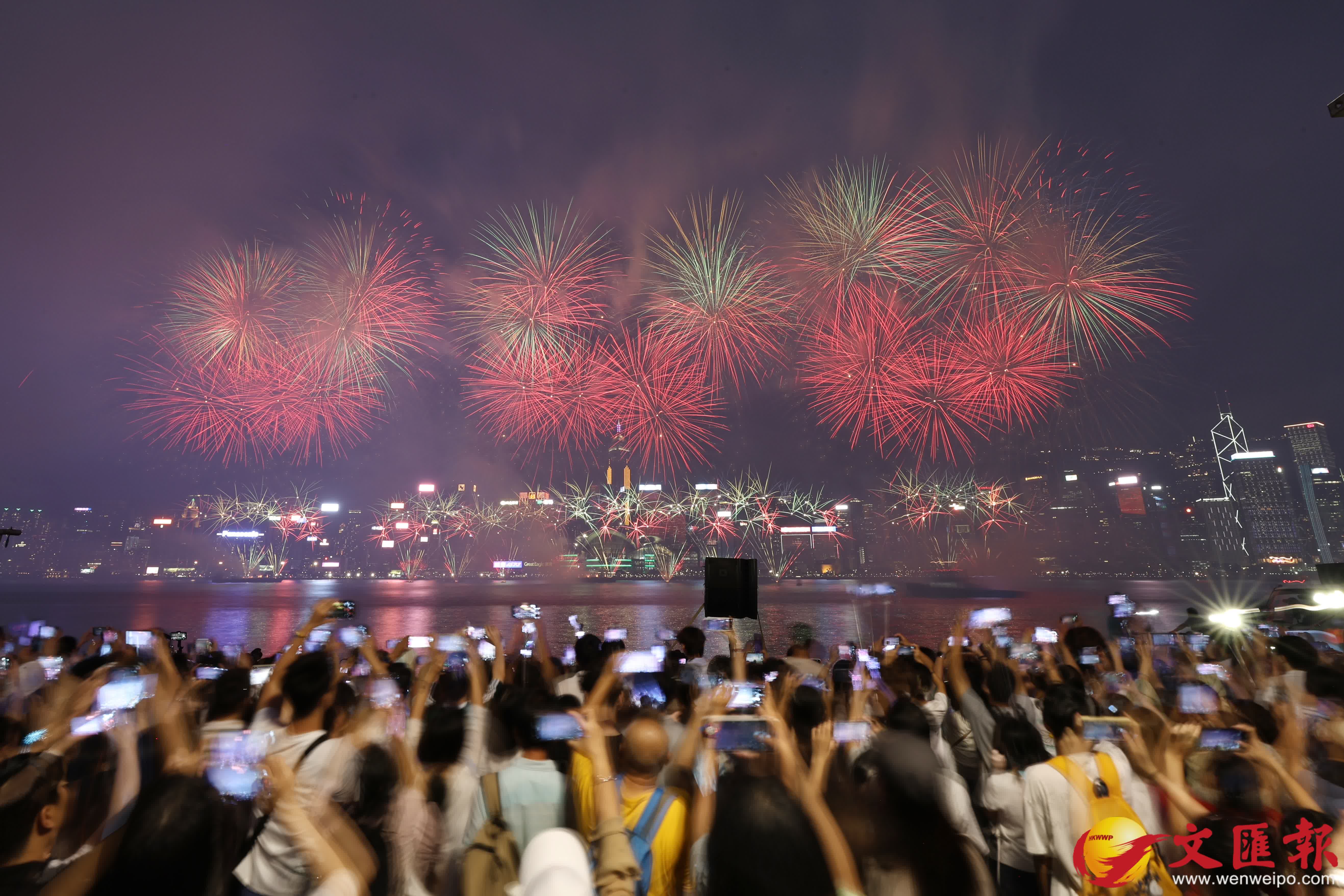 為慶祝中華人民共和國成立77周年，今日（10月1日）晚上8時在維多利亞海港上空舉行國慶煙花匯演。（香港文匯報記者黃艾力攝）