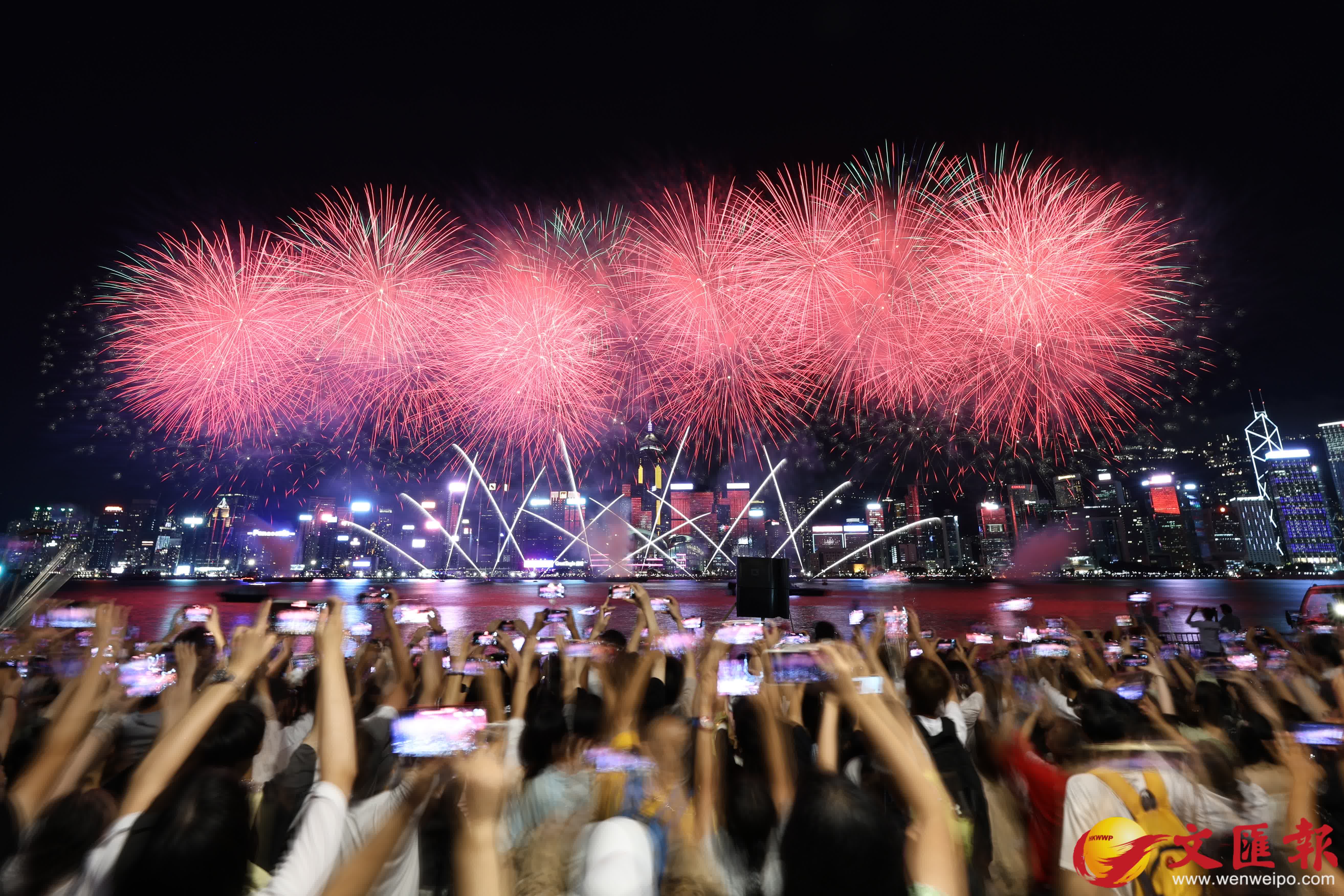 為慶祝中華人民共和國成立77周年，今日（10月1日）晚上8時在維多利亞海港上空舉行國慶煙花匯演。（香港文匯報記者黃艾力攝）