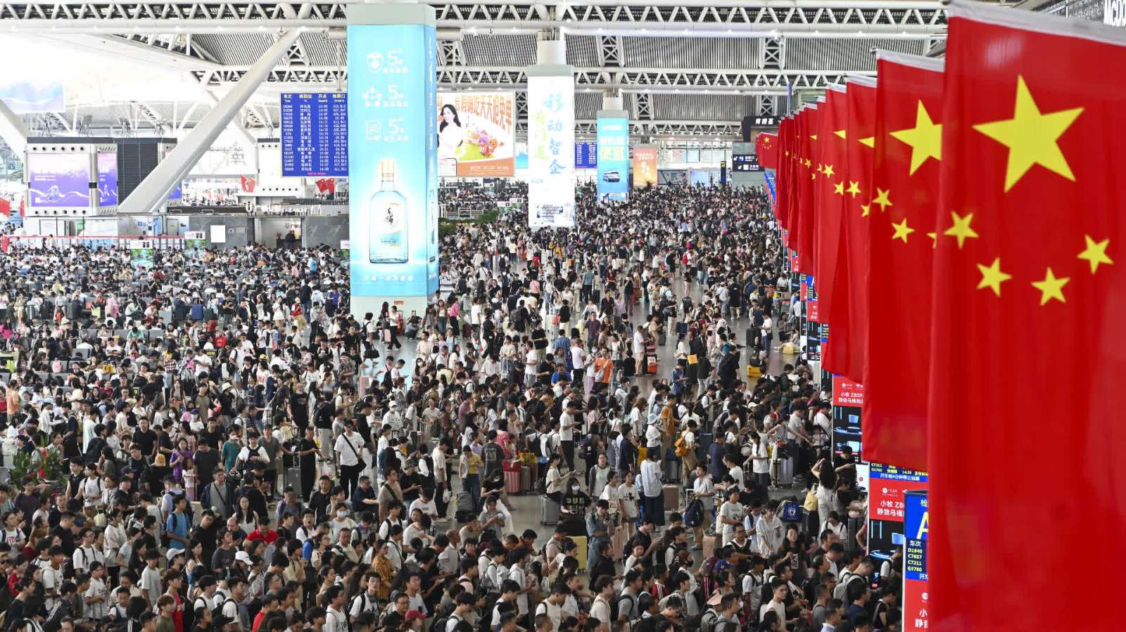 國慶假期第二天全社會跨區域人員流動量超3億人次