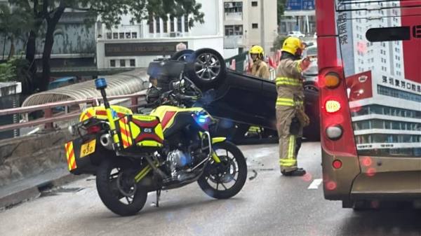 （有片）龍翔道私家車疑撞壆四輪朝天　司機一度被困交通擠塞