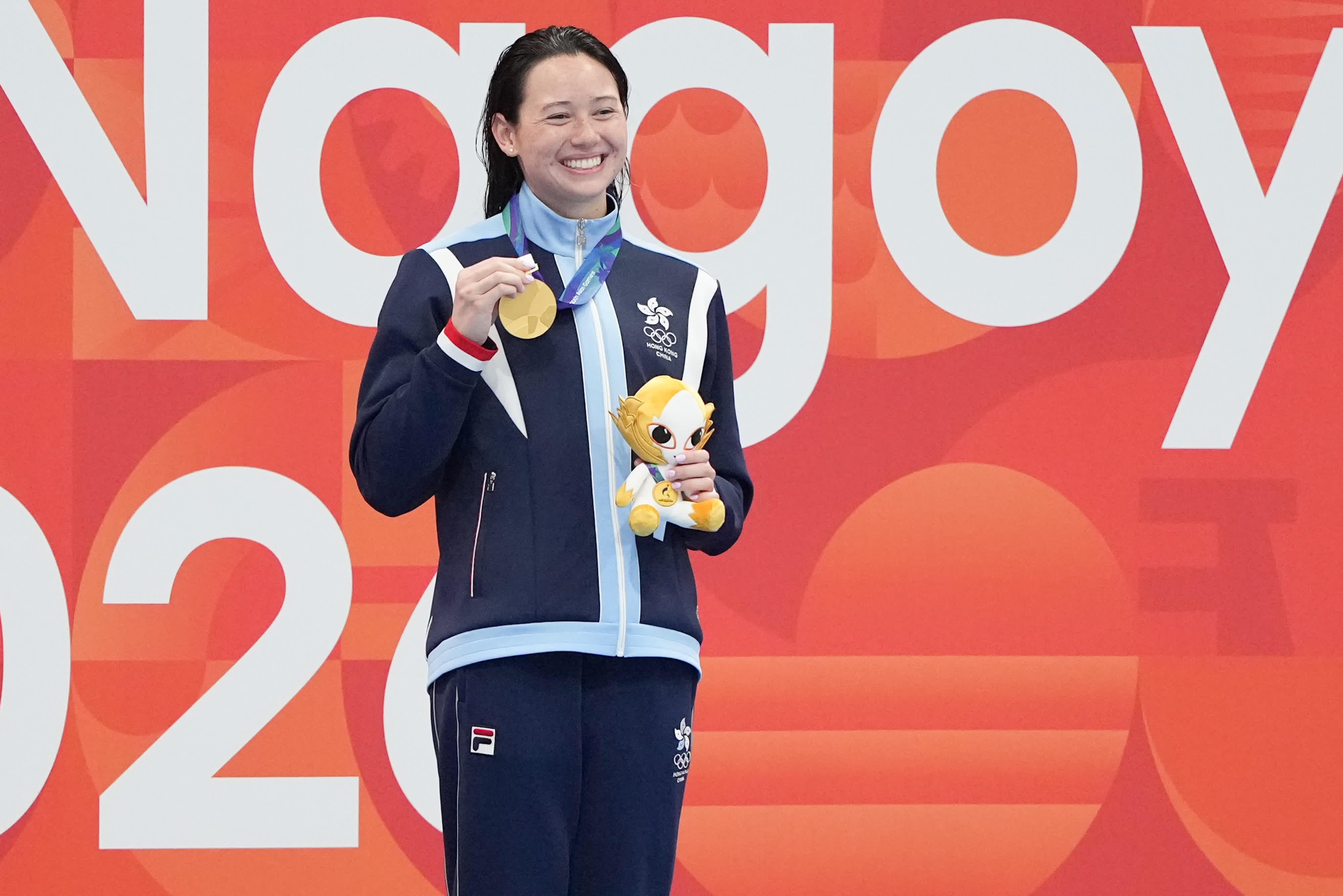 何詩蓓出戰女子100米自由泳，最終以52秒45首名衝線，成功衛冕。（大公文匯全媒體記者 麥鈞傑 攝）