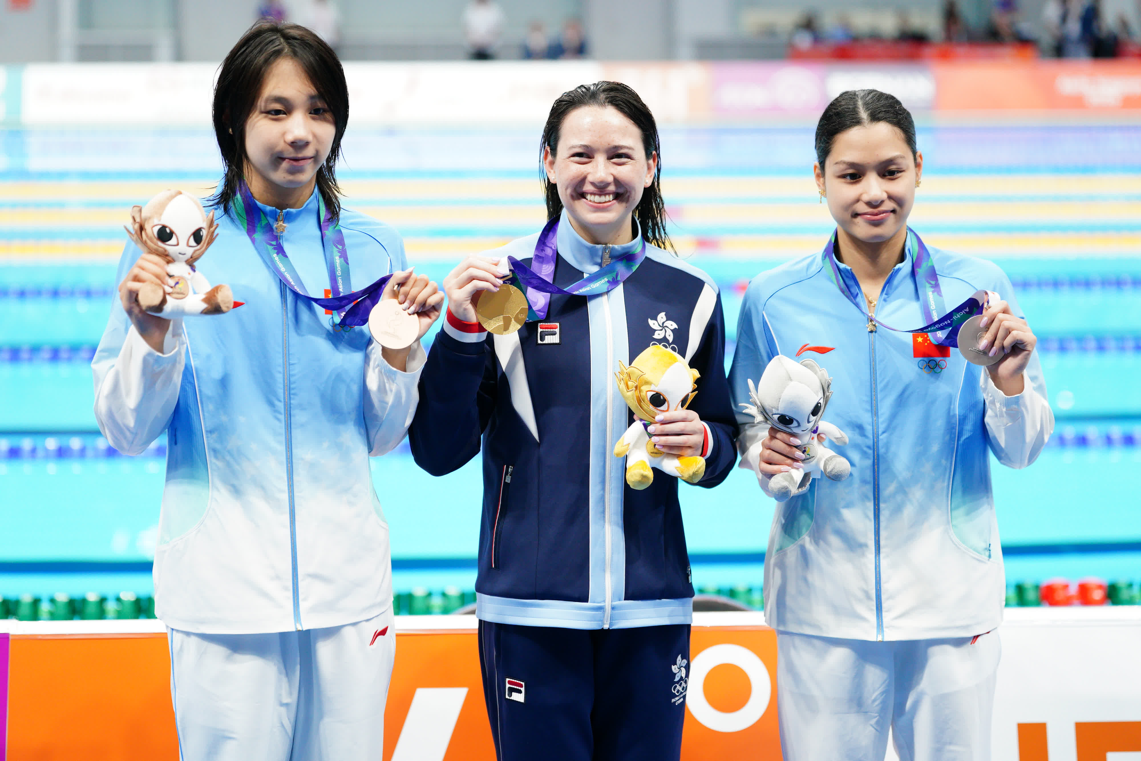 何詩蓓出戰女子100米自由泳，最終以52秒45首名衝線，成功衛冕。（大公文匯全媒體記者 麥鈞傑 攝）
