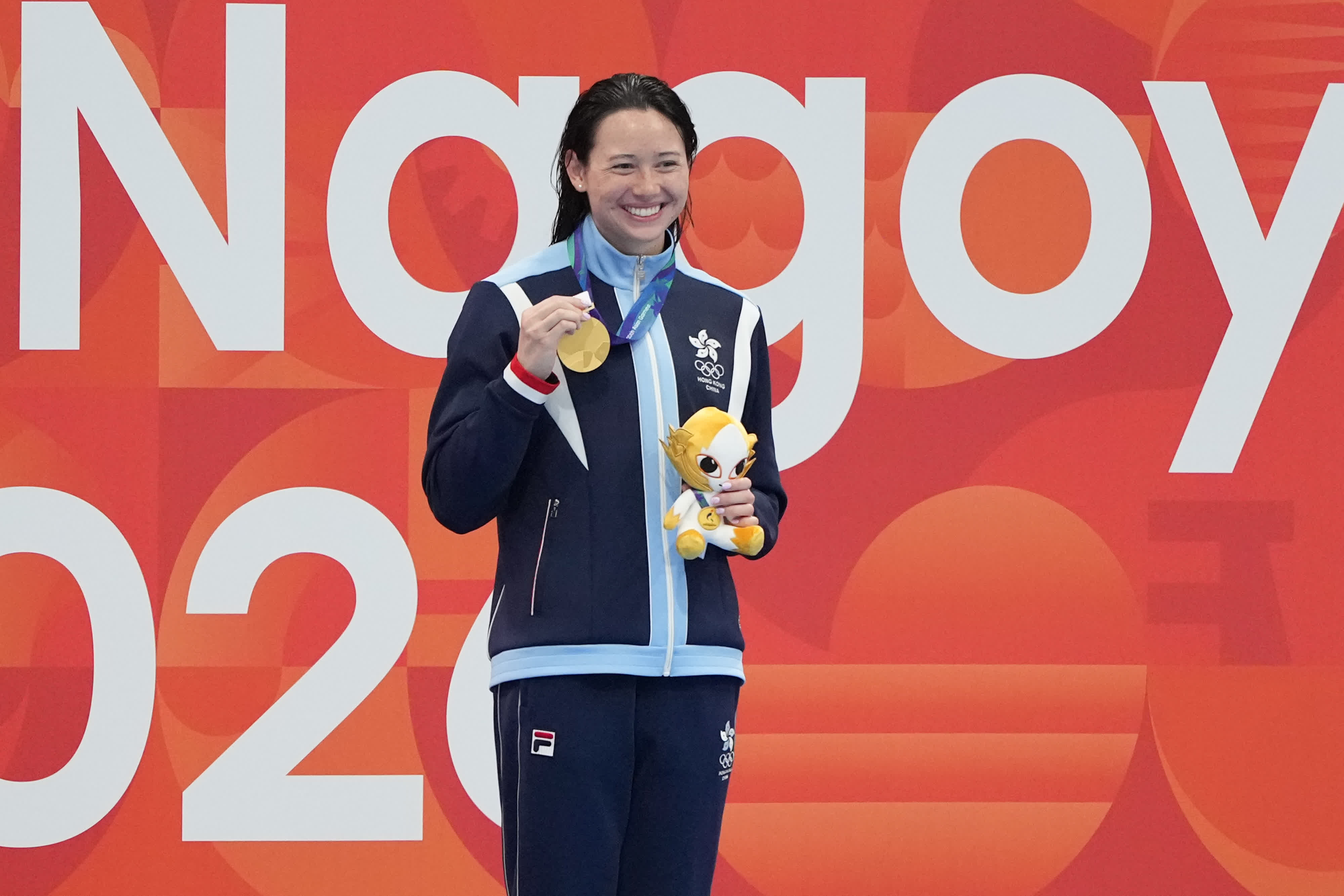 何詩蓓出戰女子100米自由泳，最終以52秒45首名衝線，成功衛冕。（大公文匯全媒體記者 麥鈞傑 攝）
