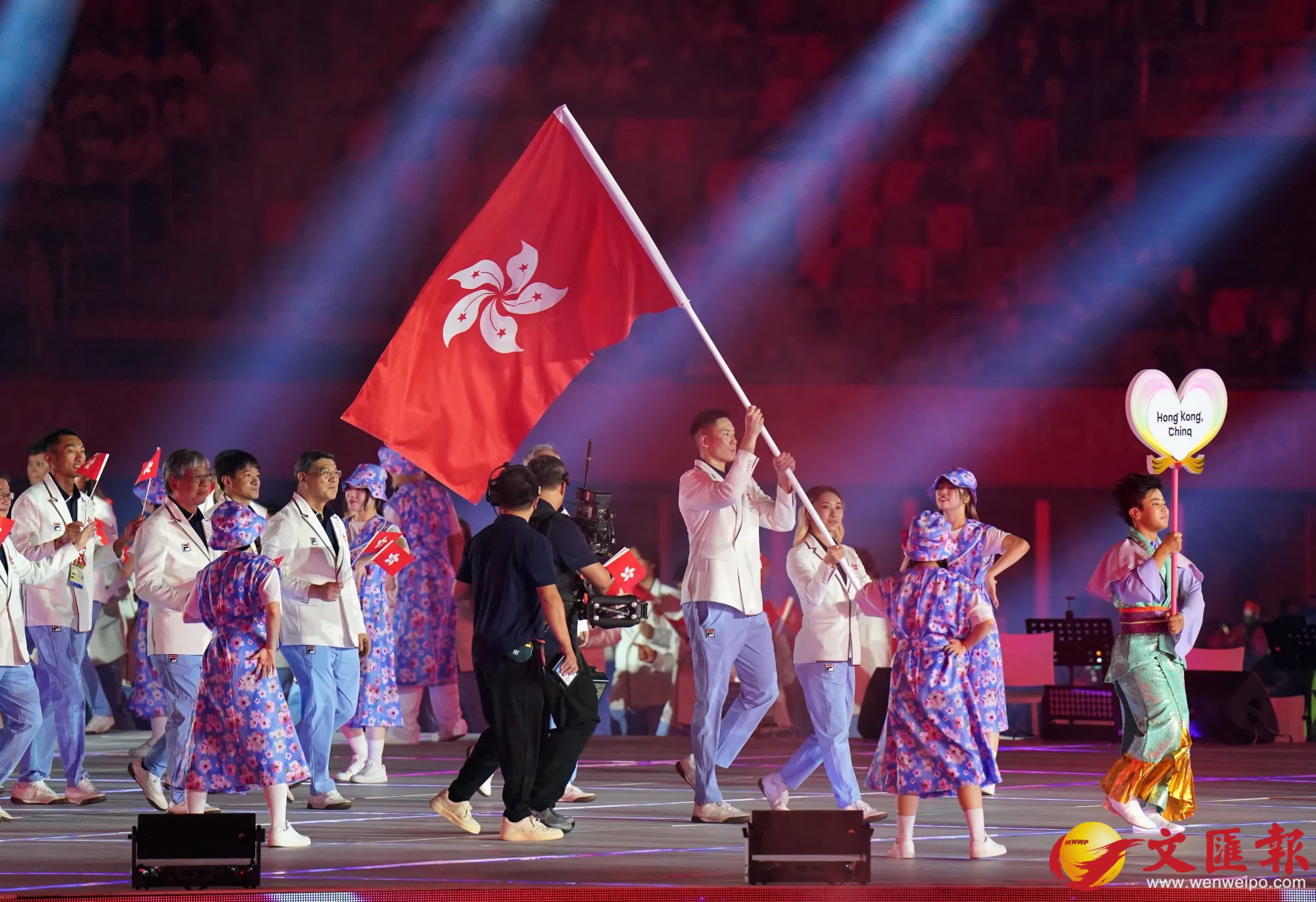 第20屆亞運會19日在名古屋市瑞穗公園陸上競技場開幕。中國香港代表團進場。（香港文匯報記者 葉詩敏 攝）