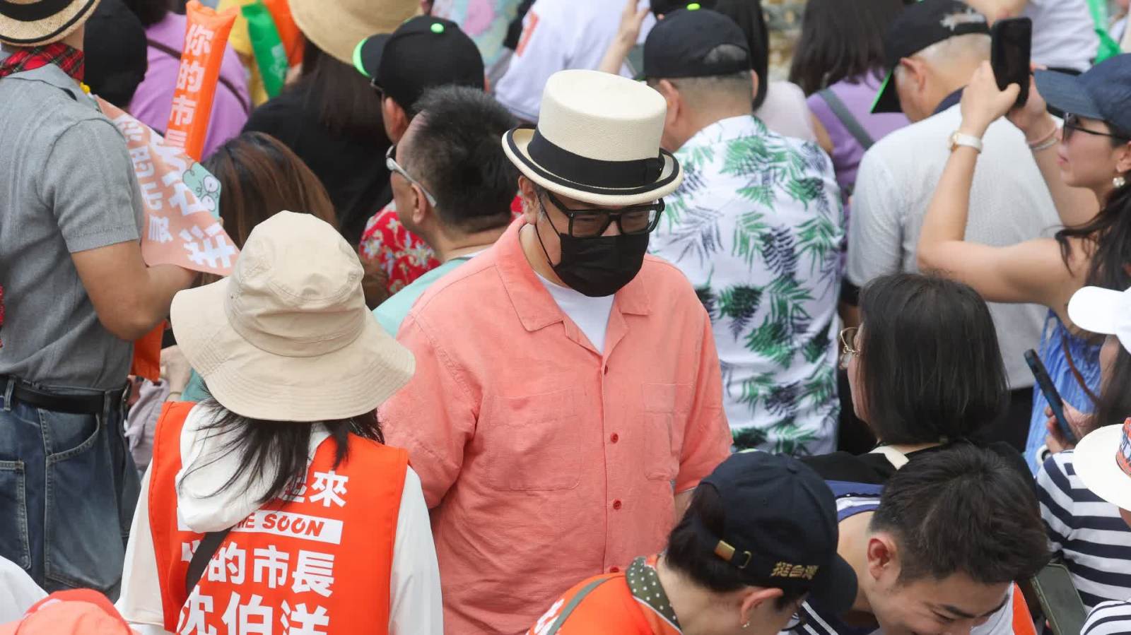 （有片）蔡康永現身「台獨」分子沈伯洋競選會場
