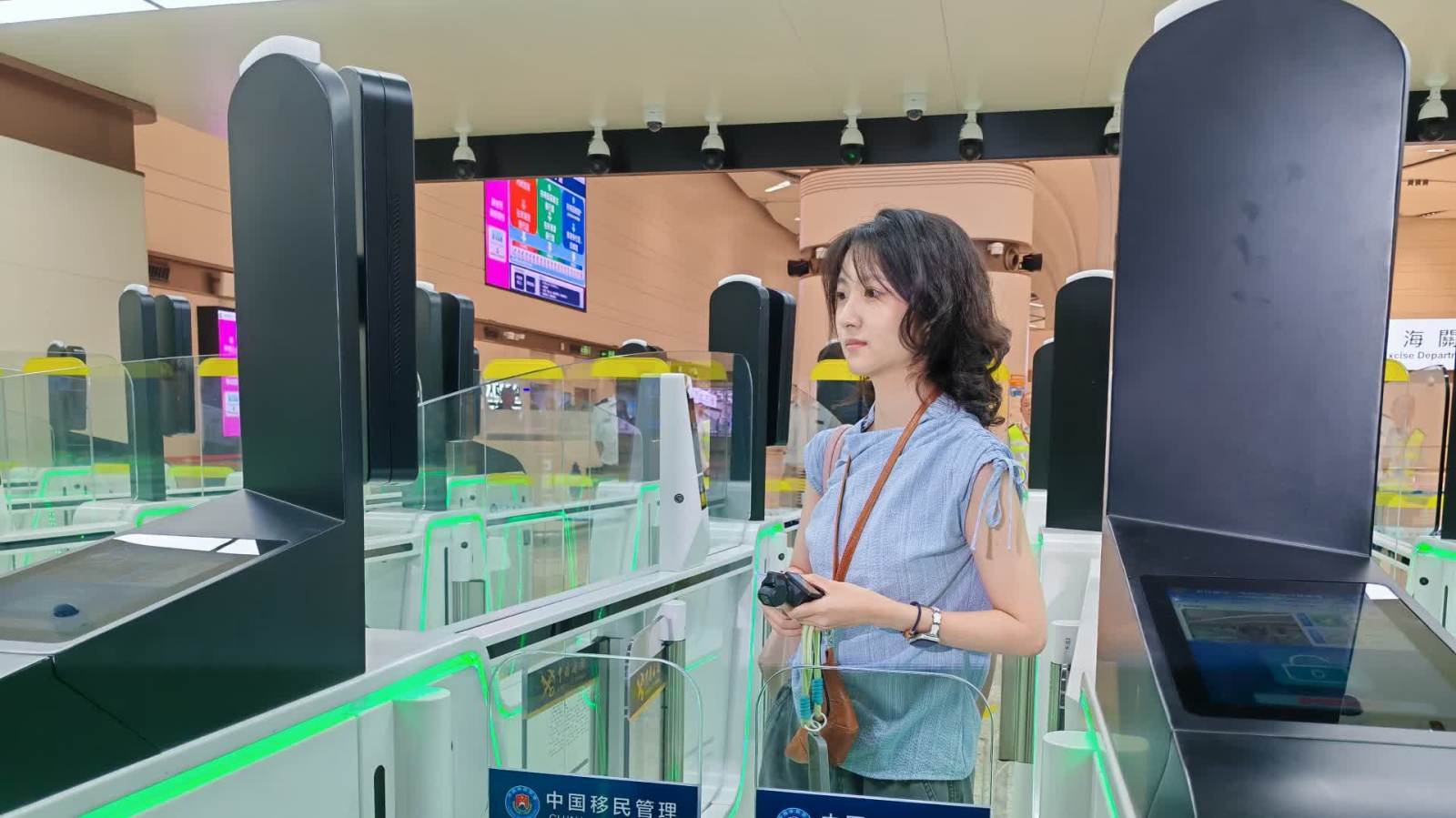 皇崗口岸丨首位入境深圳旅客：30秒絲滑過關