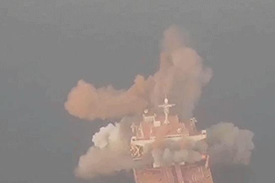 伊朗軍方公布一油輪在霍爾木茲海峽觸雷爆炸畫面