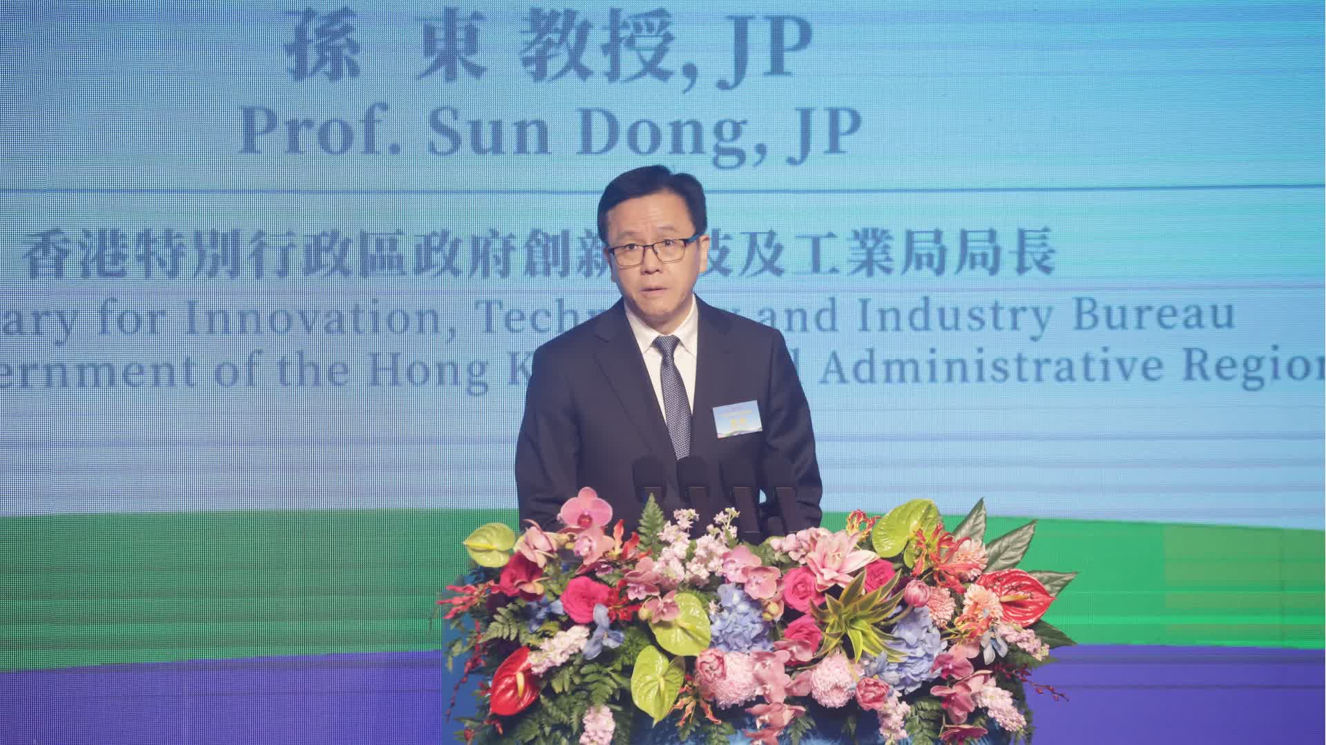 僅為官員在講台發言的普通活動照,背景僅顯示講者姓名及職銜,缺乏實質新聞資訊。(25/100) 僅為官員在講台發言的普通活動照,背景僅顯示講者姓名及職銜,缺乏實質新聞資訊。