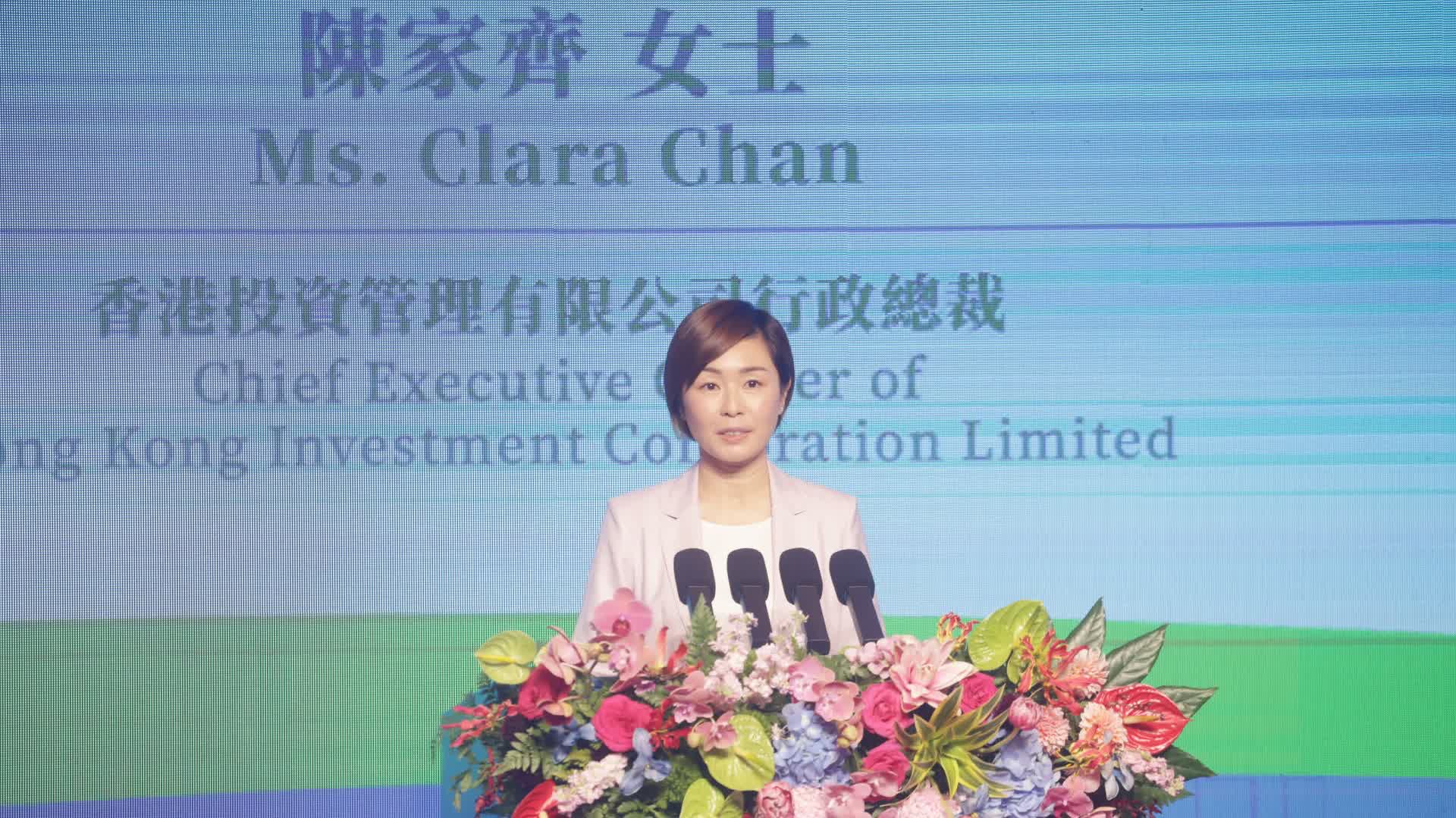 講者在講台發言的常規活動照片,背景僅顯示其姓名及職銜,額外資訊有限。(25/100) 講者在講台發言的常規活動照片,背景僅顯示其姓名及職銜,額外資訊有限。