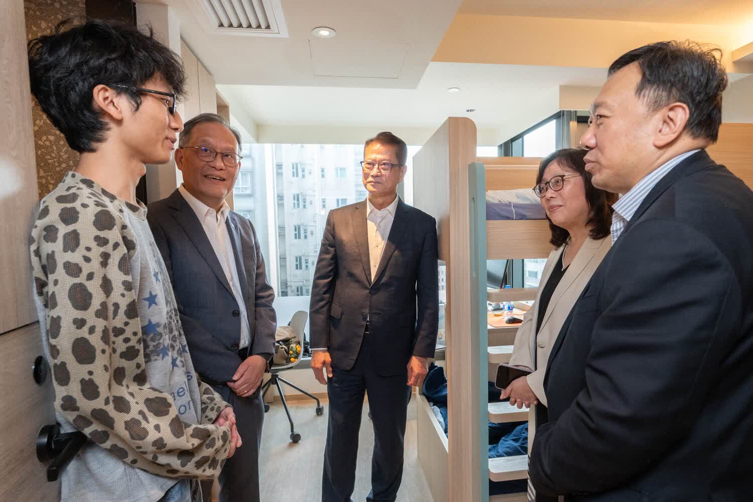 官員或訪客參觀宿舍單位的場面照,畫面內容一般,除人物外資訊有限。(25/100) 官員或訪客參觀宿舍單位的場面照,畫面內容一般,除人物外資訊有限。